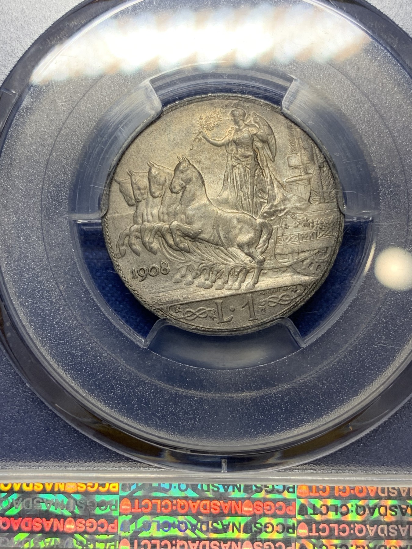 《竞宝斋》第224场-周日，周一，周二 3场 (全场包邮) PCGS-MS63 意大利 1908年伊曼纽尔三世 经典女神四马车 原味灰彩包浆 高品难遇 当前分数仅一枚 更高分仅4枚 此枚2018年HA拍卖成396美元 收藏级