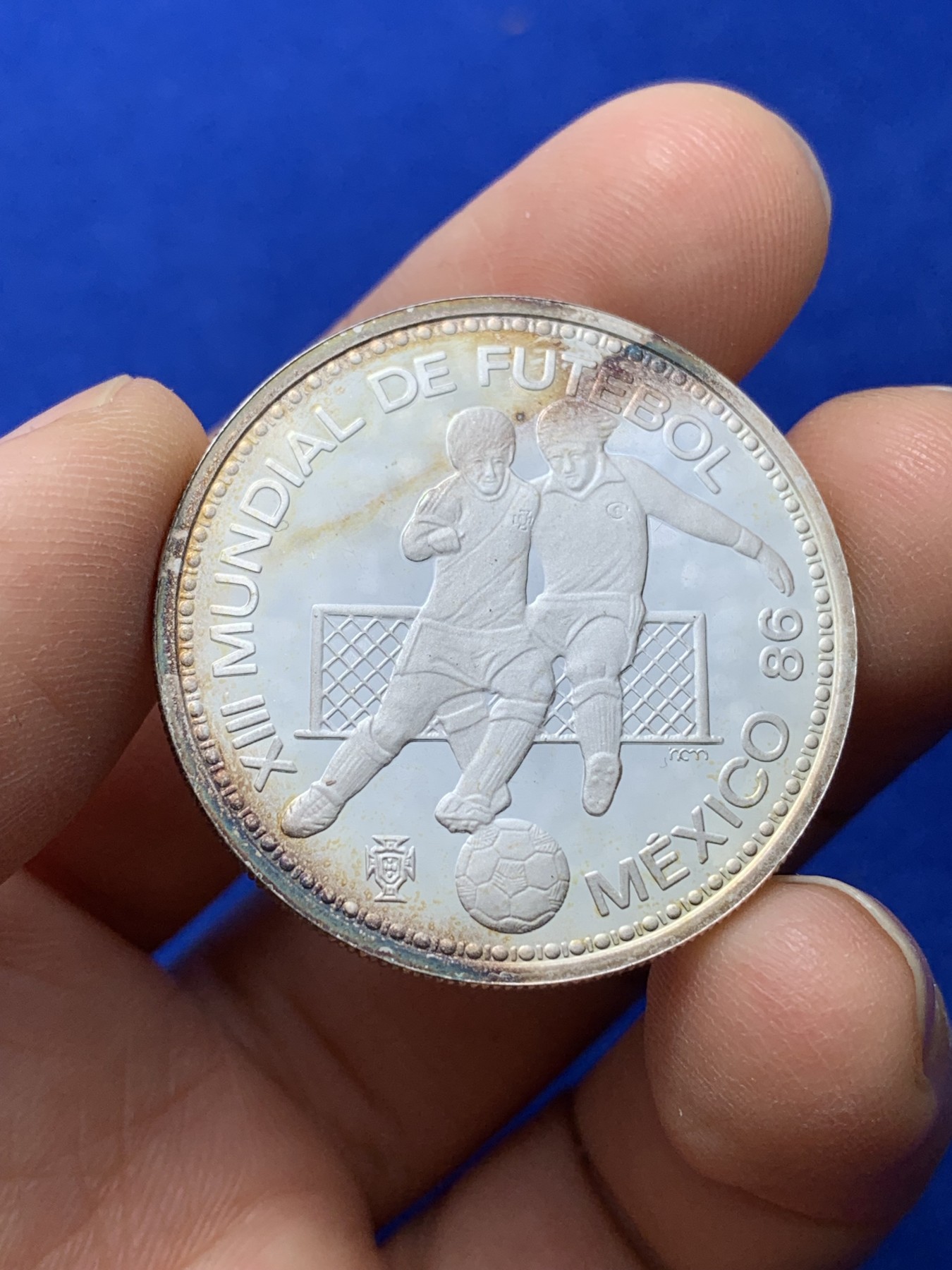 《竞宝斋》第224场-周日，周一，周二 3场 (全场包邮) 葡萄牙1986年墨西哥世界杯100埃斯库多精制银币，16.5g，0.925银，正面1点钟方向有点儿氧化彩，发行量仅2万枚