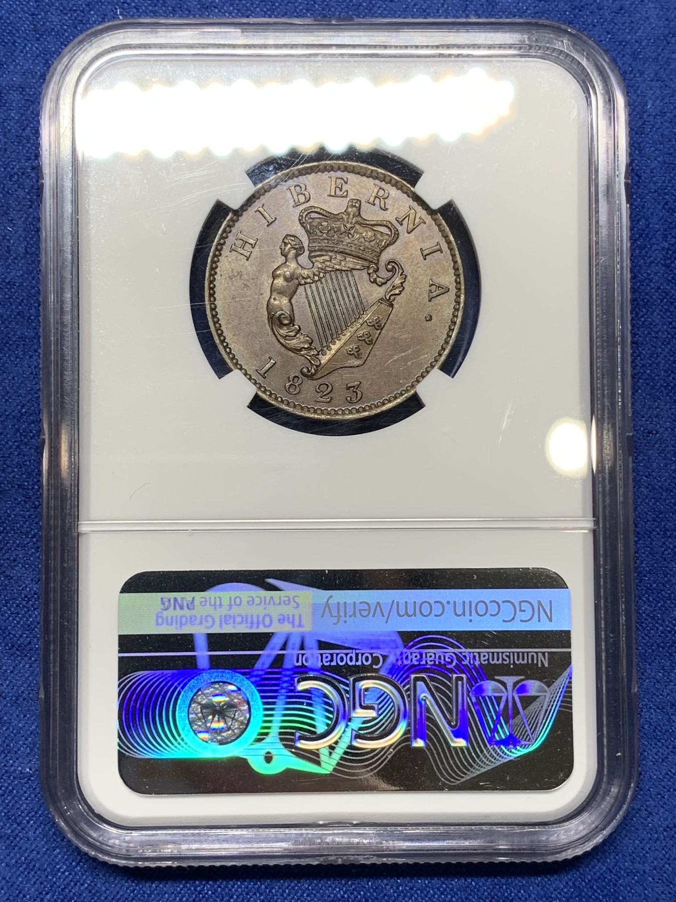 《竞宝斋》第224场-周日，周一，周二 3场 (全场包邮) NGC MS64 BN 爱尔兰 1823 乔四 半便士铜币 巧克力包浆 细节近乎完美 难得状态 通常能见到都是VF级的状态 这枚不可错过