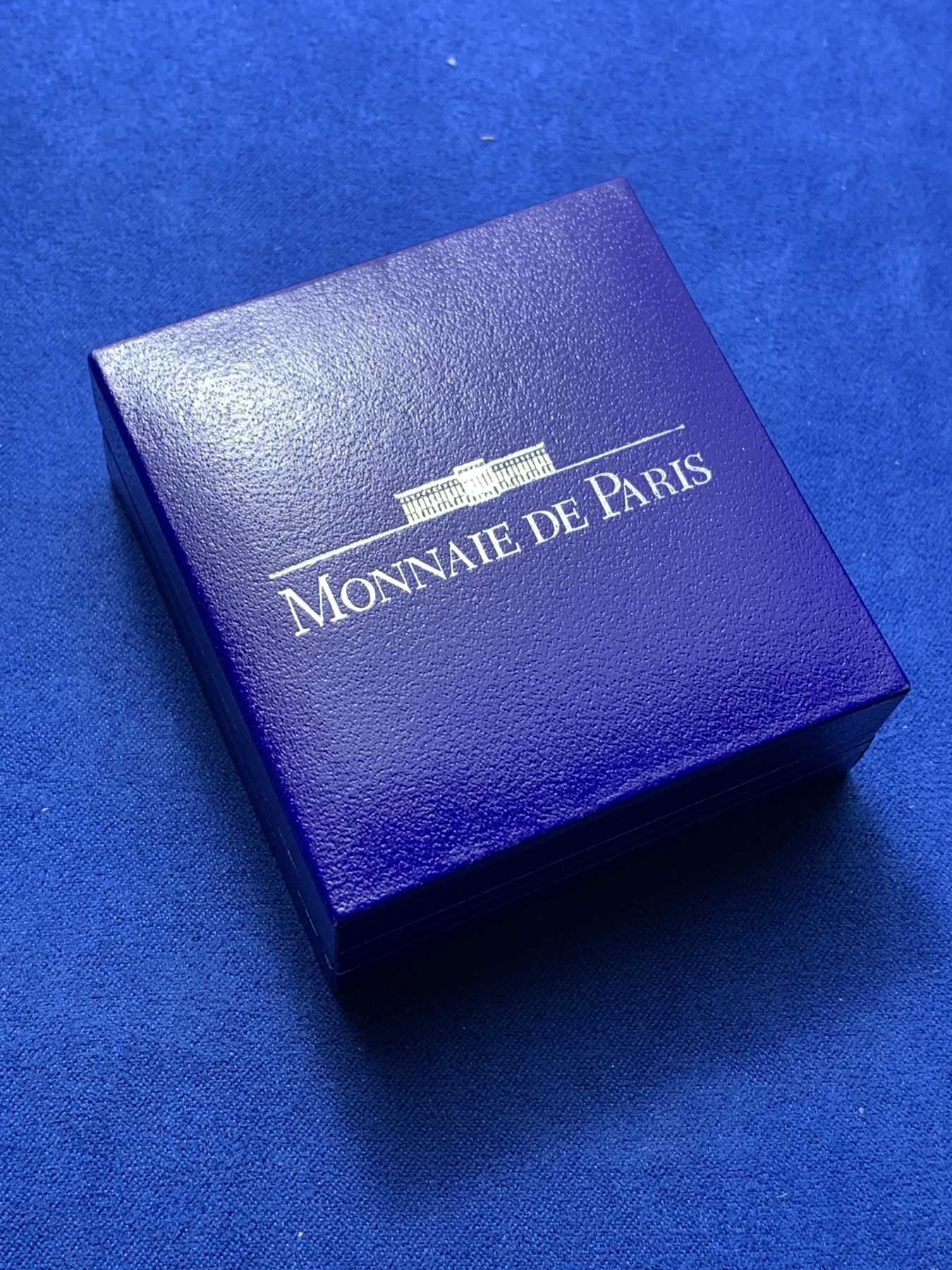 《竞宝斋》第224场-周日，周一，周二 3场 (全场包邮) 法国1993卢浮宫珍藏系列-拿破仑.波拿巴加冕典礼-100法郎精制银币（盒证齐全） 重22.2g 900银 37mm 发行20000枚