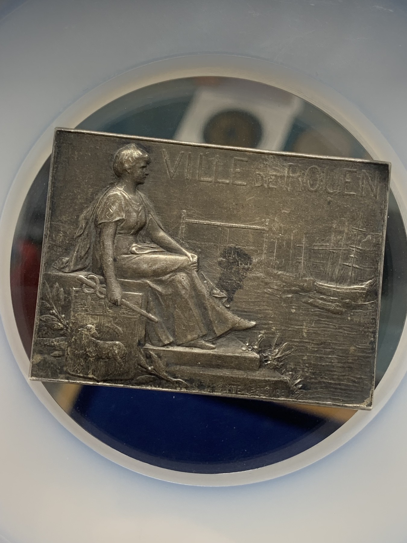 《竞宝斋》第224场-周日，周一，周二 3场 (全场包邮) NGC MS61 法国 鲁昂市 镀银通常 1900前后 莱斐伏尔 作品 梅拉德夫人静坐在塞纳河边 背面为三联城市景观图 44克 37X50mm 非常好