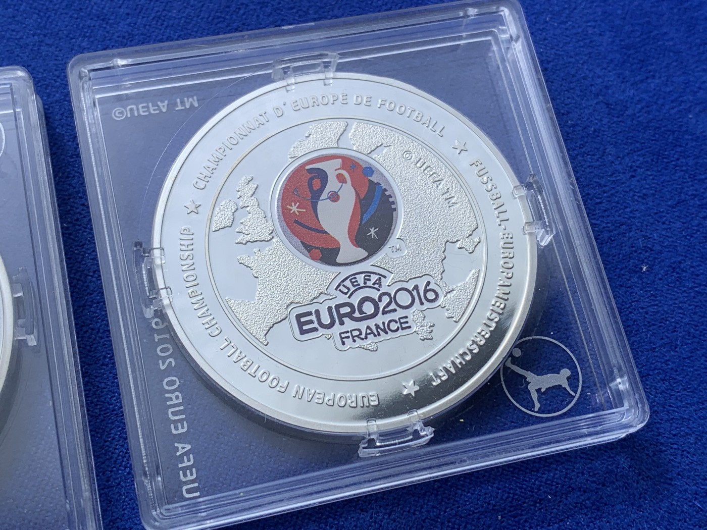 《竞宝斋》第224场-周日，周一，周二 3场 (全场包邮) 两枚一组 2016年欧洲世界杯足球纪念章一对