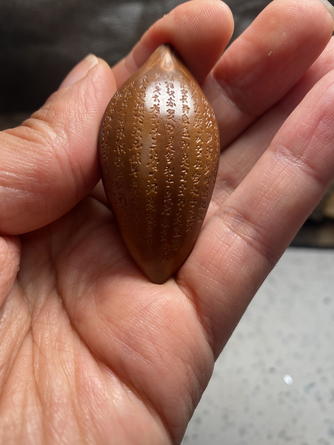 苏工核雕18年老工作室作品，诚信经营广交天下核友 福利苏工核雕纯手工巴西大核手作，般若，与众不同，非通货等待有缘人，尺寸2。7喜欢的来