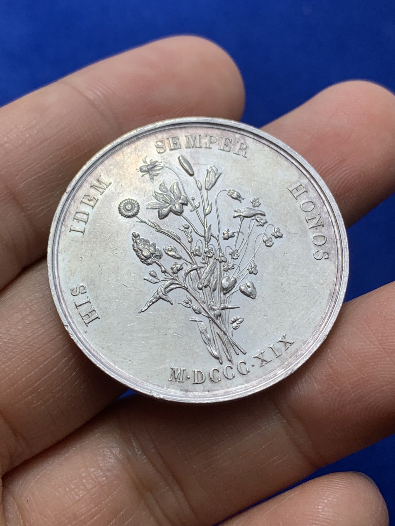 《竞宝斋》第224场-周日，周一，周二 3场 (全场包邮) 法国图卢兹花卉银质jeton，女诗人克莱门·伊索尔，17.9g，35.7mm，蜜蜂边铭银标（1860-1879）