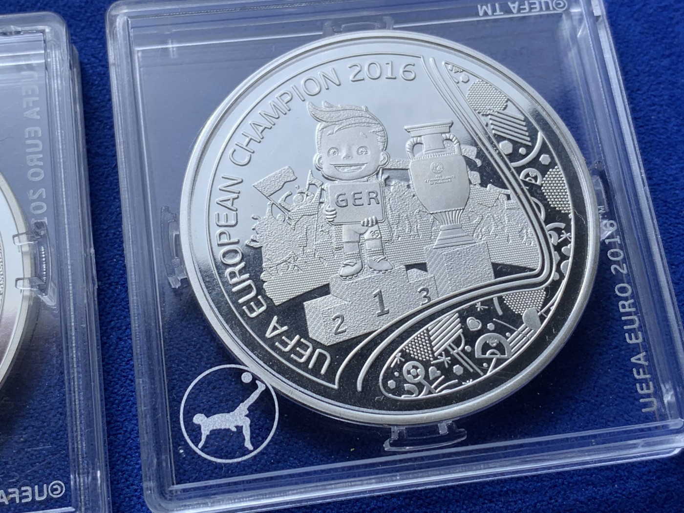 《竞宝斋》第224场-周日，周一，周二 3场 (全场包邮) 两枚一组 2016年欧洲世界杯足球纪念章一对