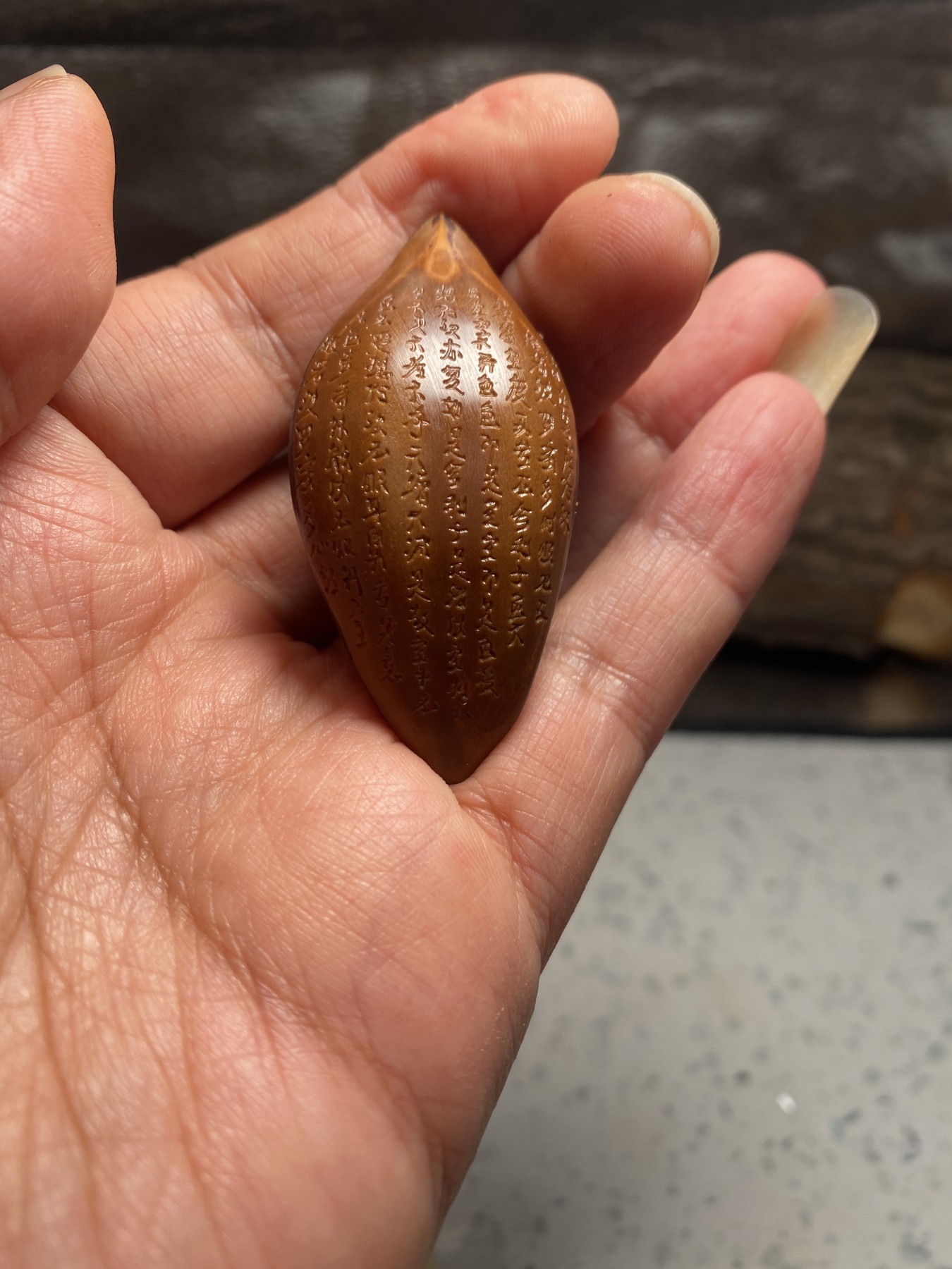 苏工核雕18年老工作室作品，诚信经营广交天下核友 福利苏工核雕纯手工巴西大核手作，般若，与众不同，非通货等待有缘人，尺寸2。7喜欢的来