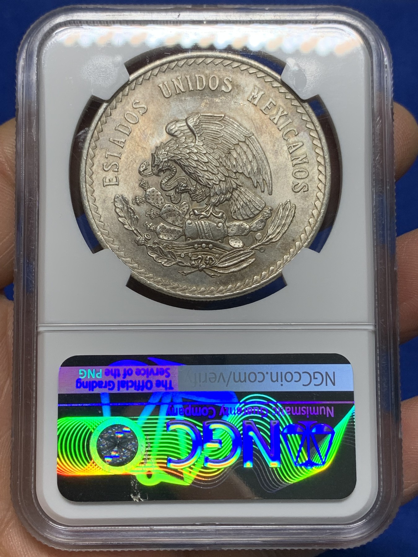 《竞宝斋》第224场-周日，周一，周二 3场 (全场包邮) NGC-MS64 墨西哥1948年玛雅阿兹特克5比索大银币 银光奕奕，包浆非常漂亮，不是一般的白币能比。鹰羽毛打印的根根锋利漂亮，正面人像威武从容。