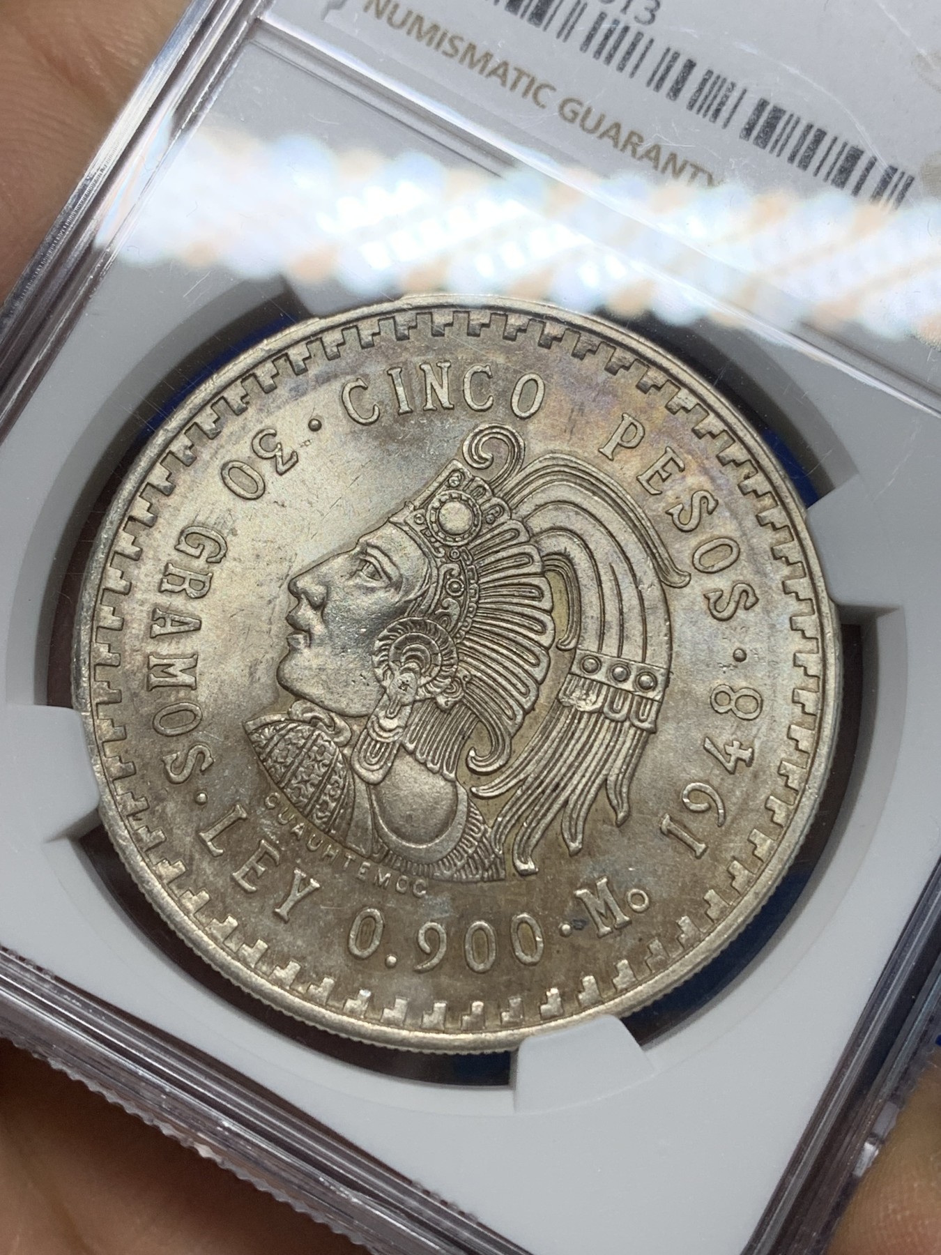 《竞宝斋》第224场-周日，周一，周二 3场 (全场包邮) NGC-MS64 墨西哥1948年玛雅阿兹特克5比索大银币 银光奕奕，包浆非常漂亮，不是一般的白币能比。鹰羽毛打印的根根锋利漂亮，正面人像威武从容。