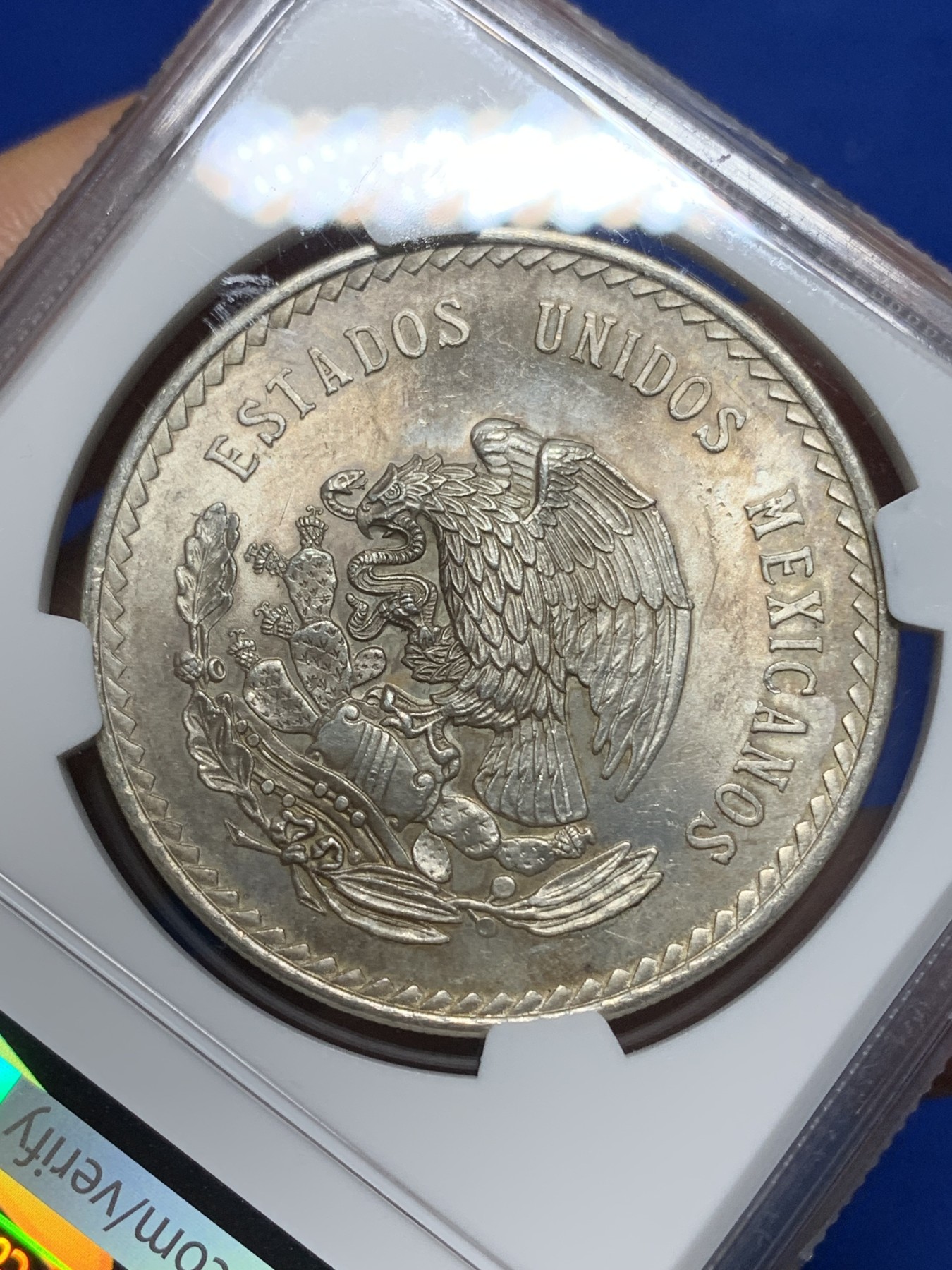 《竞宝斋》第224场-周日，周一，周二 3场 (全场包邮) NGC-MS64 墨西哥1948年玛雅阿兹特克5比索大银币 银光奕奕，包浆非常漂亮，不是一般的白币能比。鹰羽毛打印的根根锋利漂亮，正面人像威武从容。