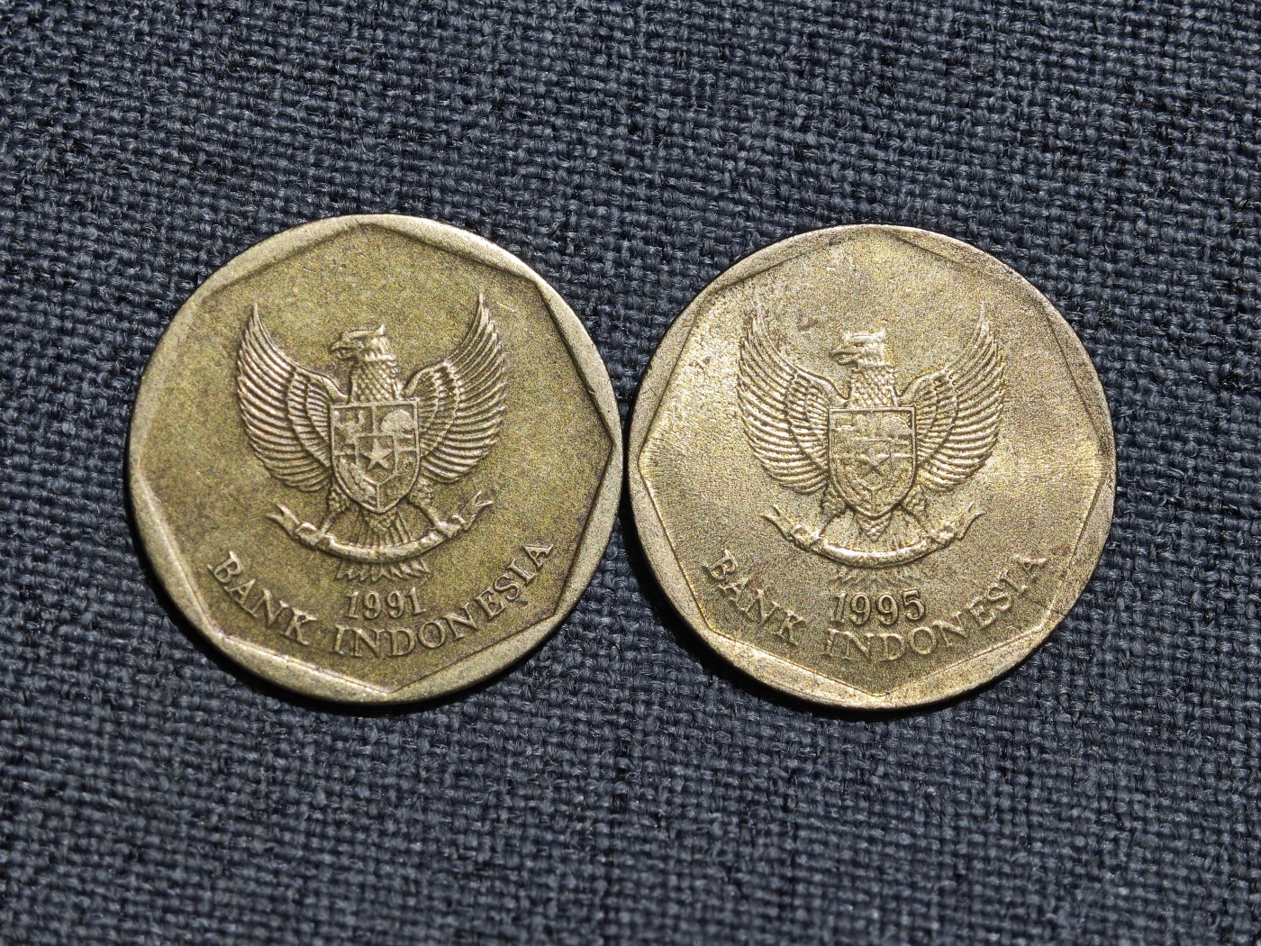 外国硬币收藏第5期 印度尼西亚90年代耕牛100卢比多边形铜币2枚