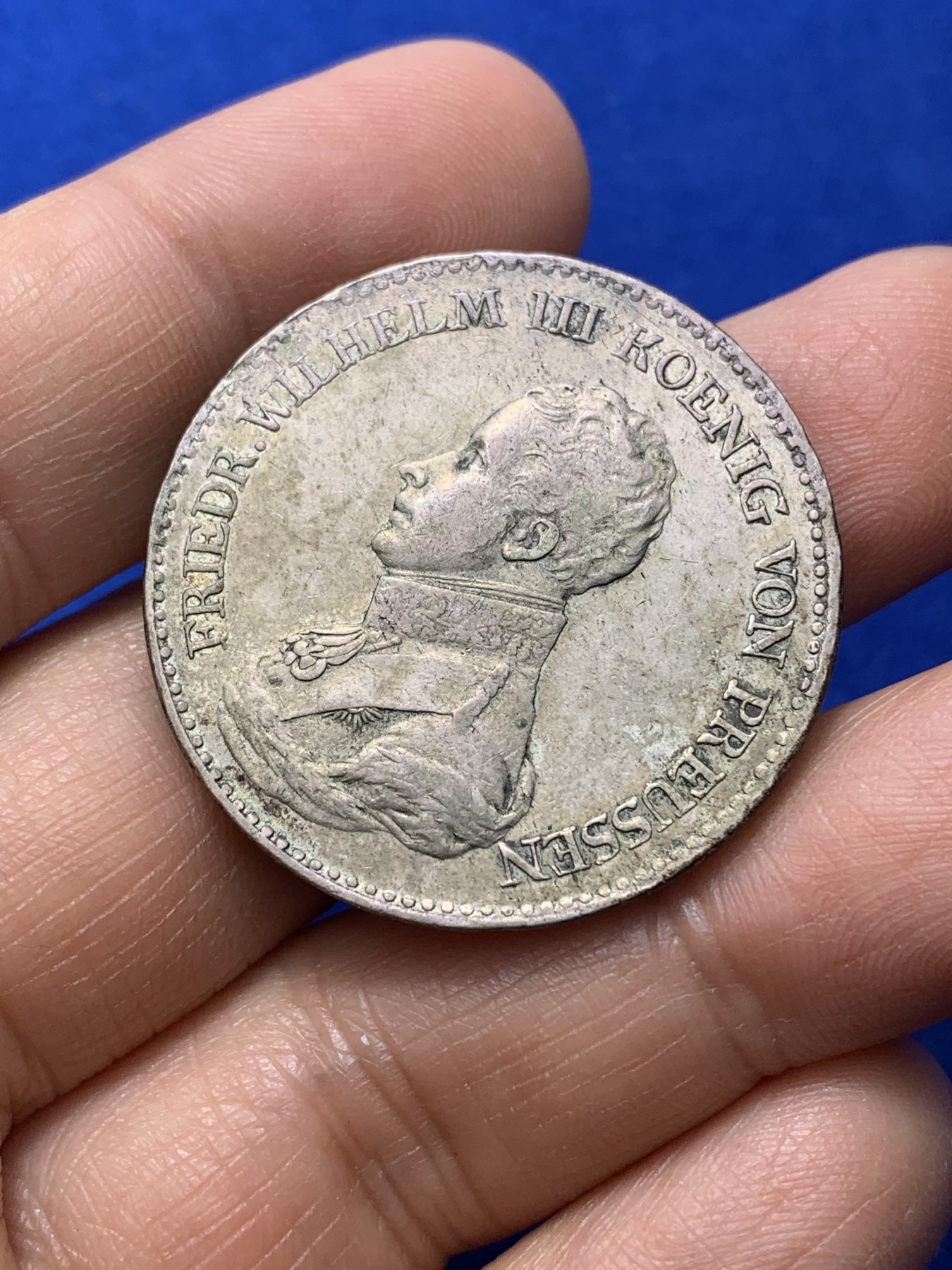 《竞宝斋》第224场-周日，周一，周二 3场 (全场包邮) 1817年普鲁士威廉三世1泰勒大银币。鹰爪、绶带、勋章，细节清晰！