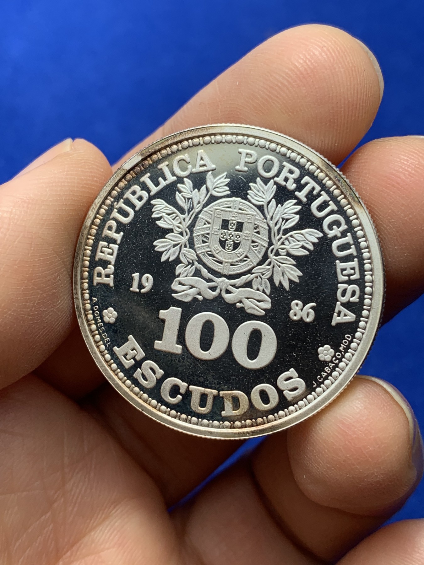 《竞宝斋》第224场-周日，周一，周二 3场 (全场包邮) 葡萄牙1986年墨西哥世界杯100埃斯库多精制银币，16.5g，0.925银，正面1点钟方向有点儿氧化彩，发行量仅2万枚