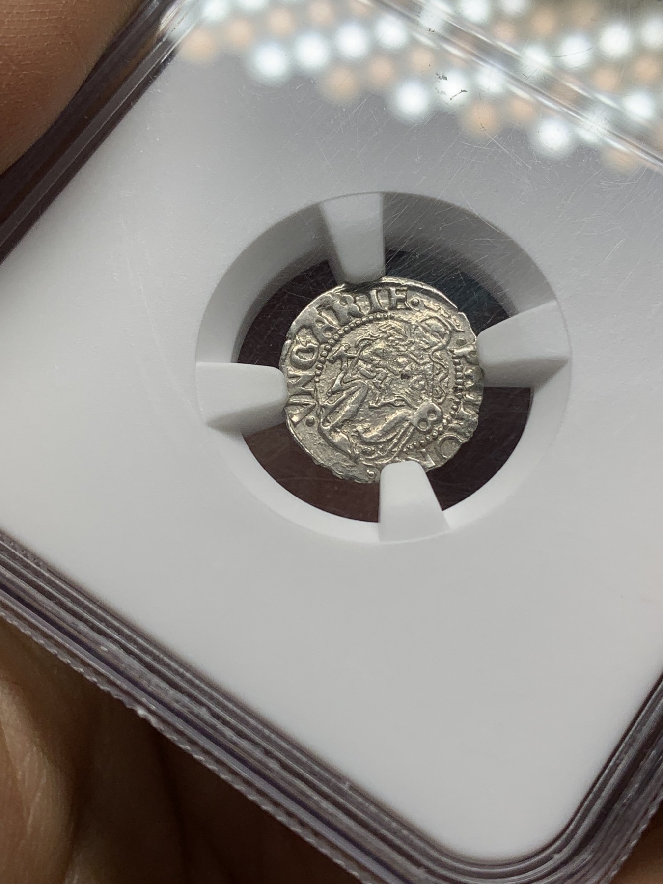 《竞宝斋》第224场-周日，周一，周二 3场 (全场包邮) NGC MS64 冠军分 匈牙利1547年KB版圣母抱子1第纳尔银币