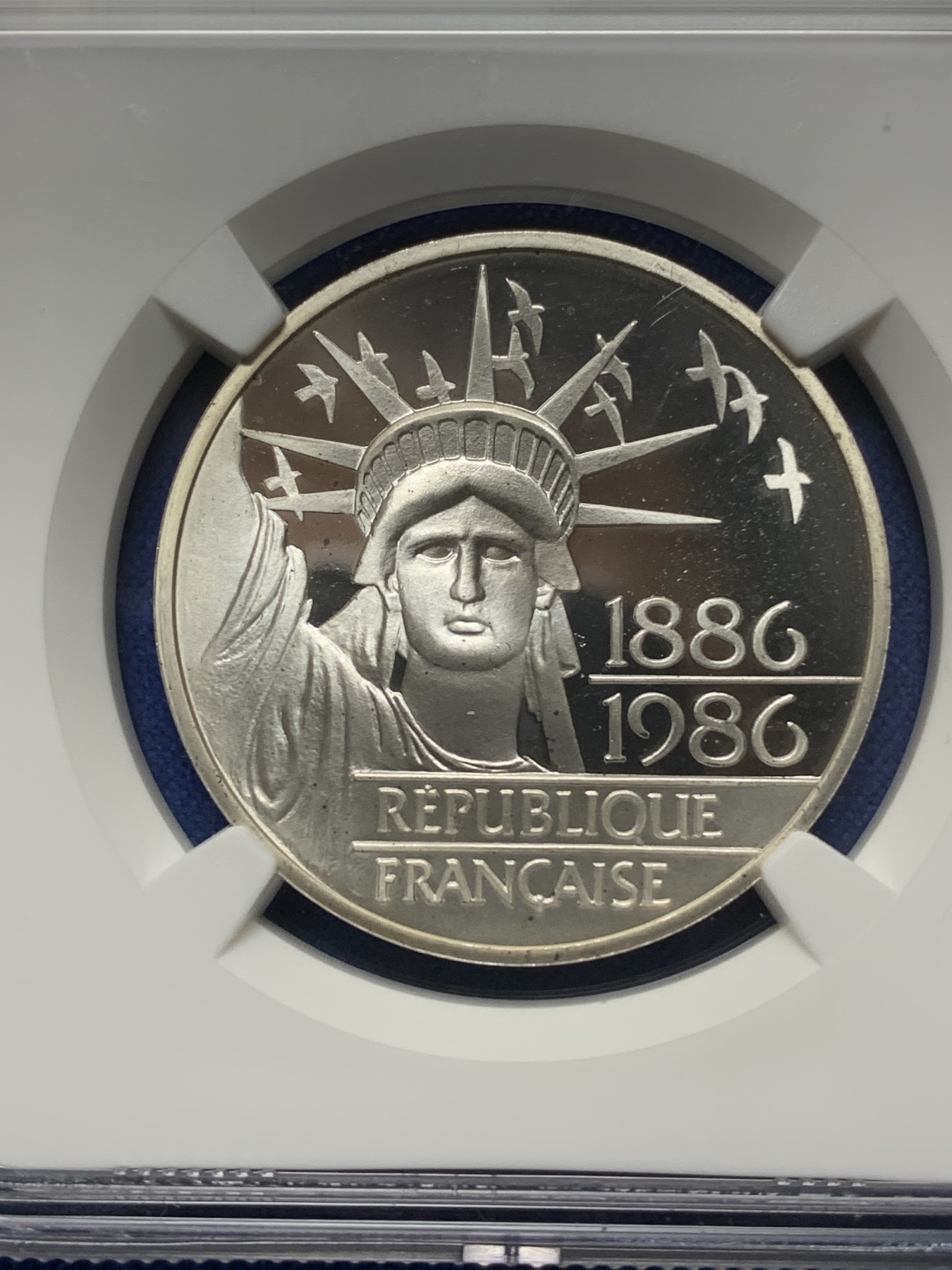 《竞宝斋》第224场-周日，周一，周二 3场 (全场包邮) NGC PF69UC 法国1986年自由女神像100法郎银币 精制版不多见