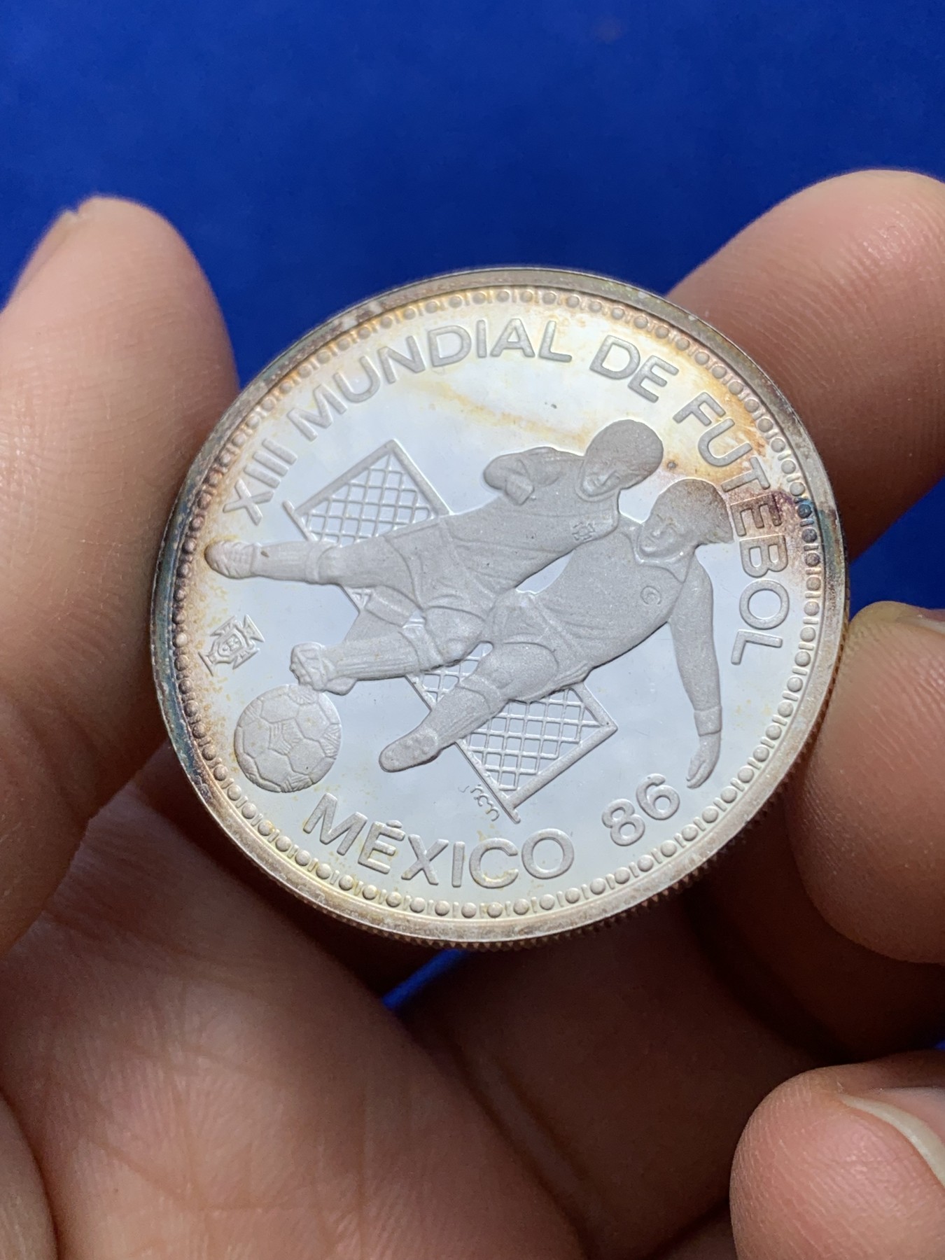 《竞宝斋》第224场-周日，周一，周二 3场 (全场包邮) 葡萄牙1986年墨西哥世界杯100埃斯库多精制银币，16.5g，0.925银，正面1点钟方向有点儿氧化彩，发行量仅2万枚