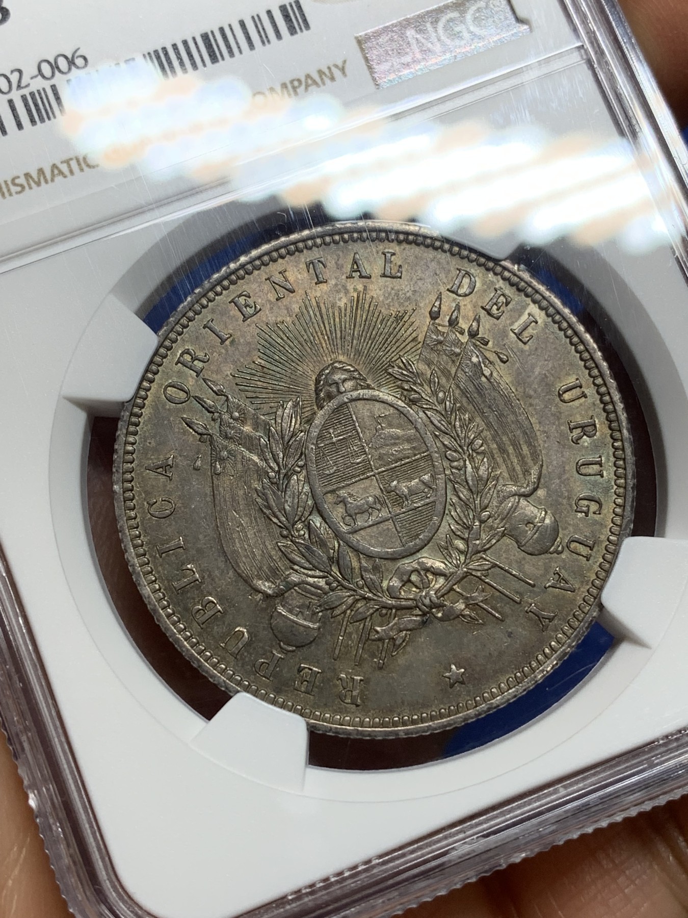 《竞宝斋》第224场-周日，周一，周二 3场 (全场包邮) NGC MS63 乌拉圭 1877年 国徽1比索 大银币 乌拉圭地缘所限 早期上MS的极少，XF的裸币成交价在1000左右，上升品种