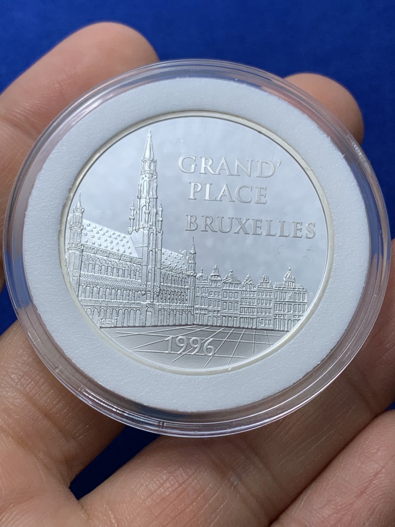 《竞宝斋》第224场-周日，周一，周二 3场 (全场包邮) 法国1996欧洲知名景点布鲁塞尔皇宫大广场-100法郎精制银币 重22.2g 900银 37mm 发行20000枚