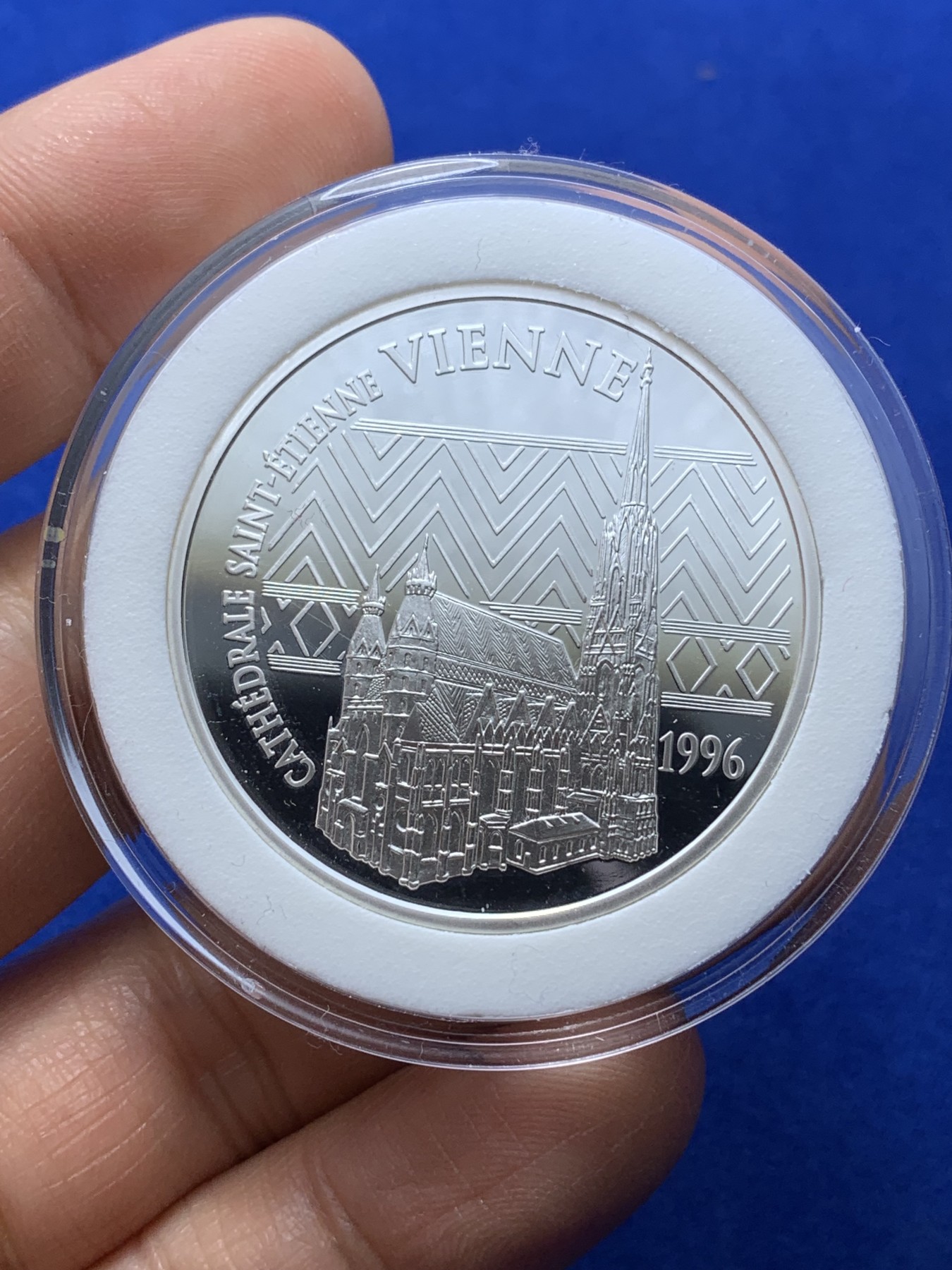 《竞宝斋》第224场-周日，周一，周二 3场 (全场包邮) 法国1996欧洲知名景点维也纳圣斯蒂芬大教堂100法郎精制银币 重22.2g 900银 37mm  发行20000枚