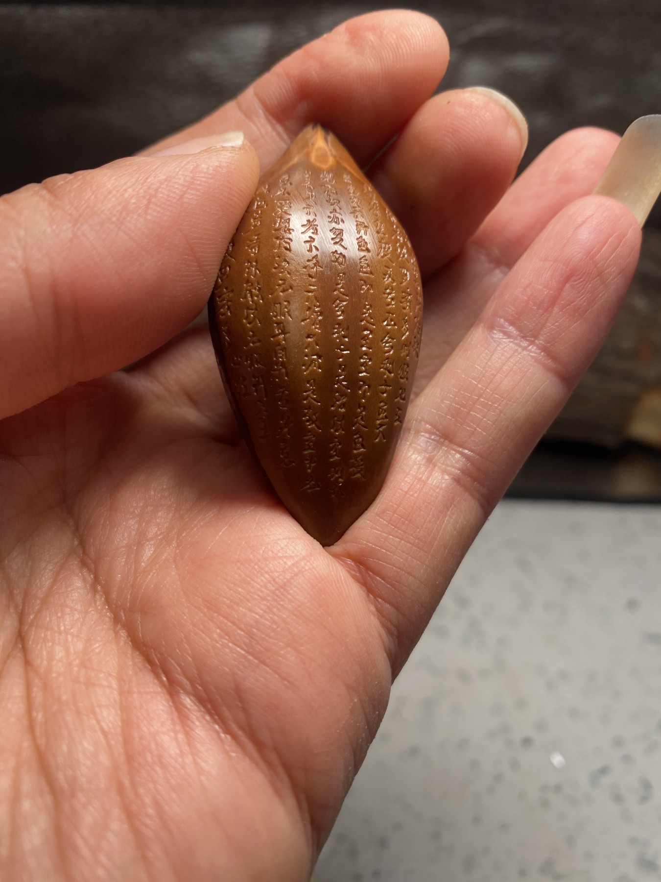 苏工核雕18年老工作室作品，诚信经营广交天下核友 福利苏工核雕纯手工巴西大核手作，般若，与众不同，非通货等待有缘人，尺寸2。7喜欢的来