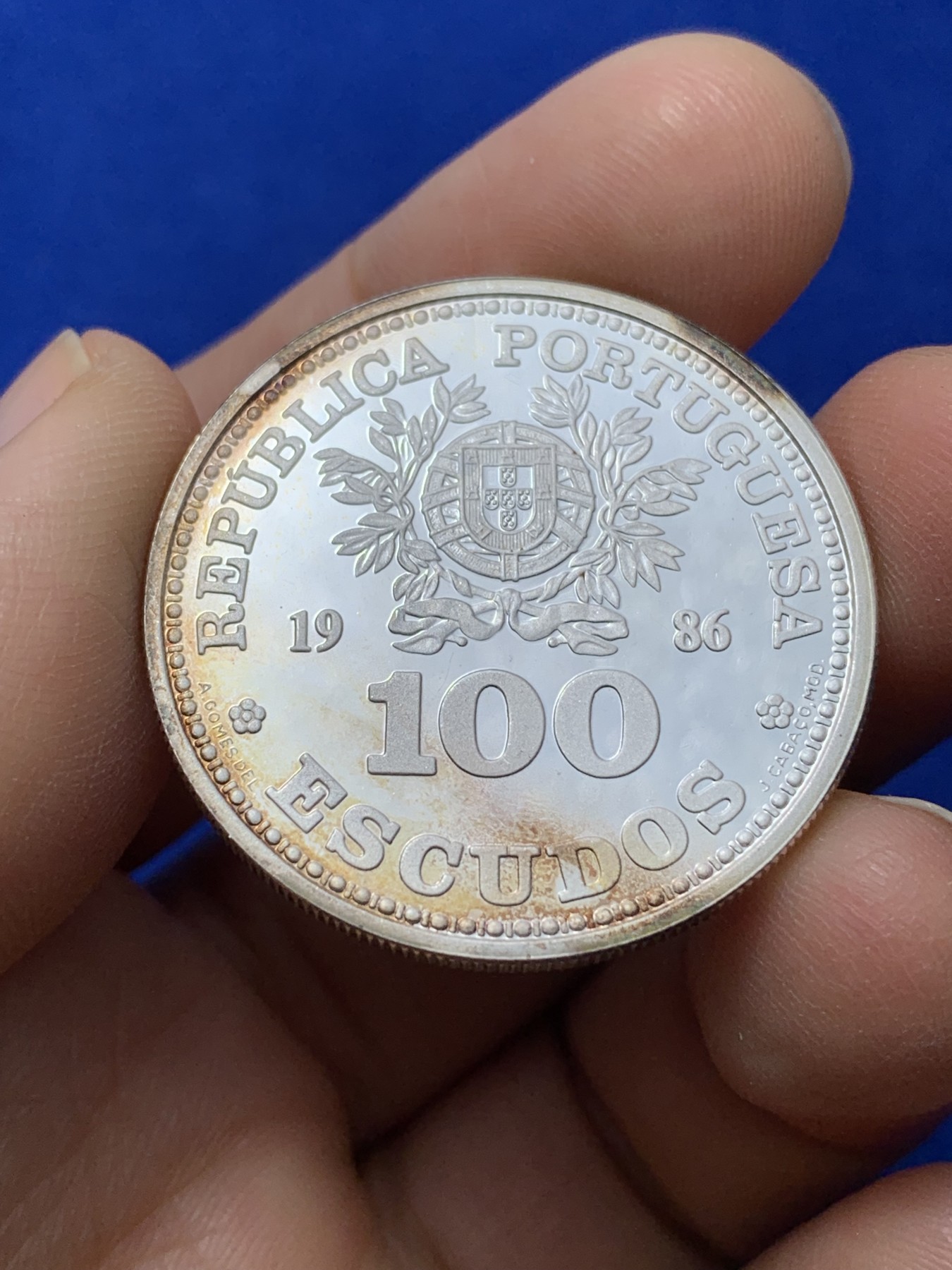 《竞宝斋》第224场-周日，周一，周二 3场 (全场包邮) 葡萄牙1986年墨西哥世界杯100埃斯库多精制银币，16.5g，0.925银，正面1点钟方向有点儿氧化彩，发行量仅2万枚