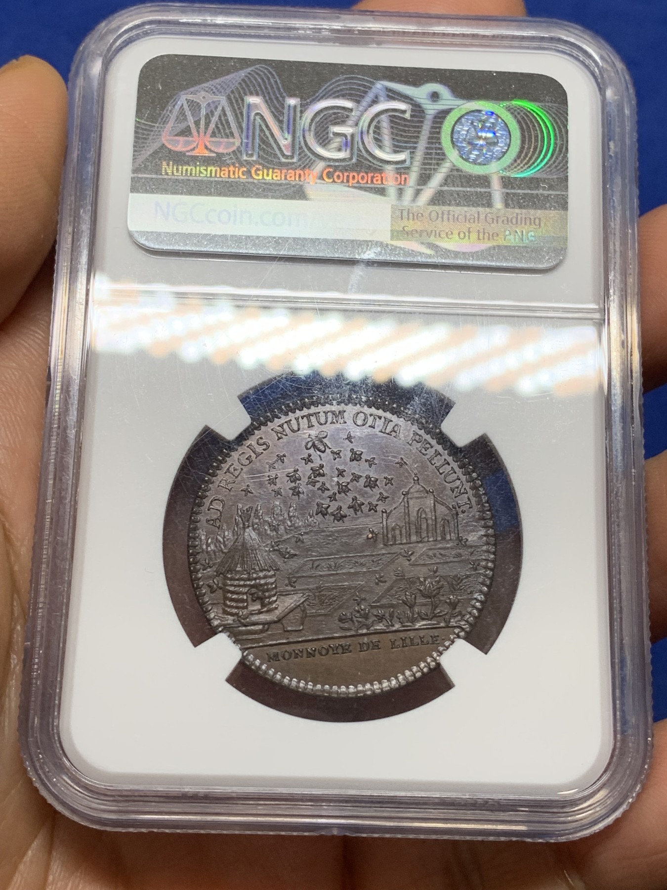 《竞宝斋》第224场-周日，周一，周二 3场 (全场包邮) 唯一冠军分 NGC MS66 法国铜代币 巧克力棕色包浆显示出彩虹光泽 设计绝美 雕刻精细 18世纪左右 正面丰饶角女神向法王路易十六致意 背面农场元素丰富