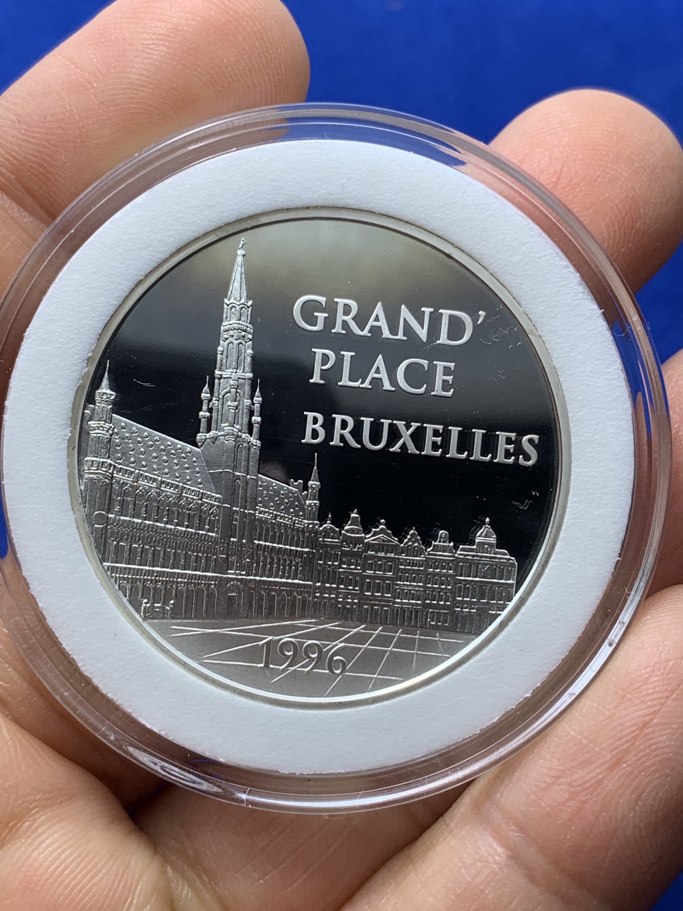 《竞宝斋》第224场-周日，周一，周二 3场 (全场包邮) 法国1996欧洲知名景点布鲁塞尔皇宫大广场-100法郎精制银币 重22.2g 900银 37mm 发行20000枚