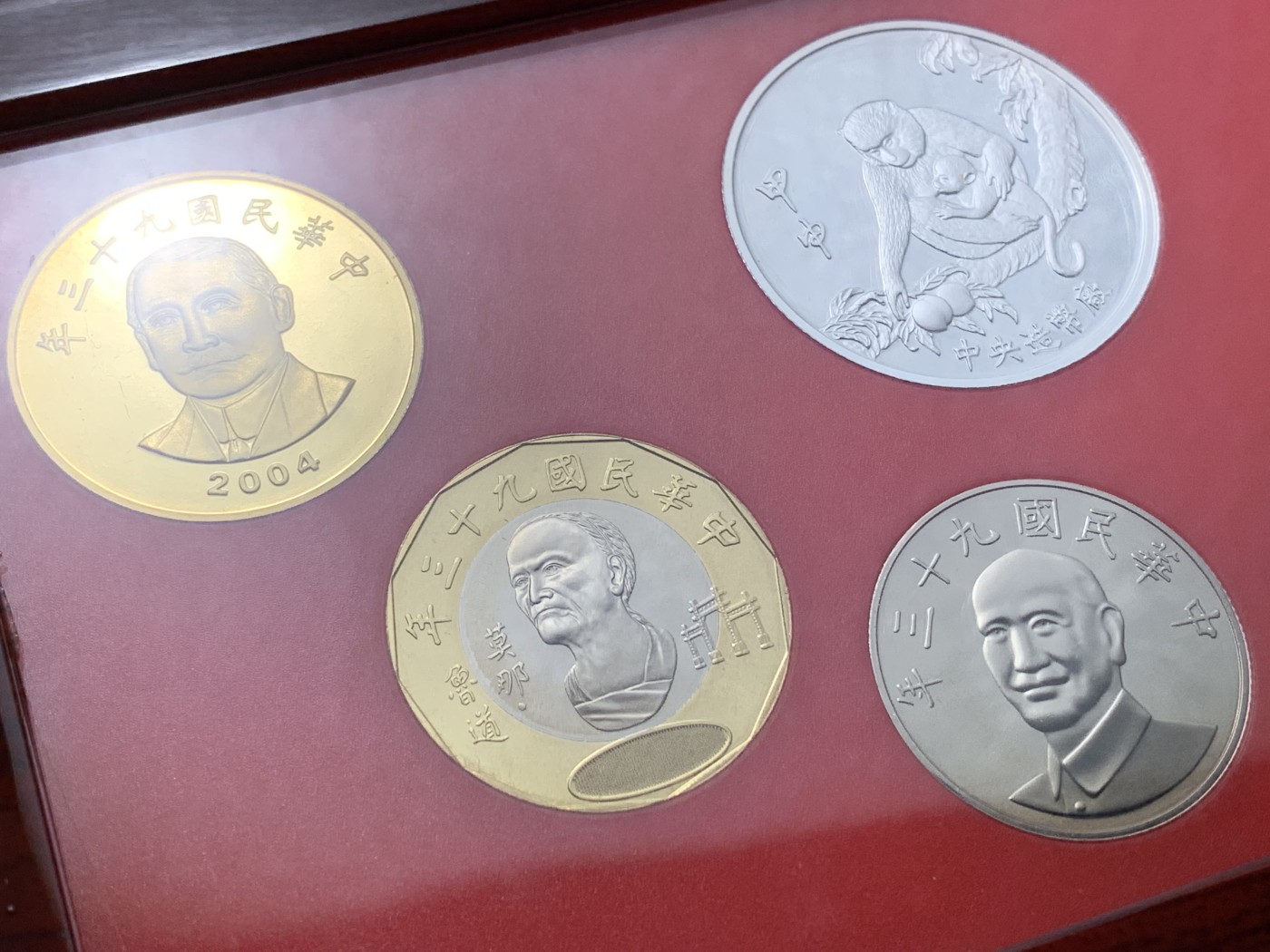 《竞宝斋》第224场-周日，周一，周二 3场 (全场包邮) 台湾省民国九十三年第一轮猴年精致套币 含二分之一盎司大银章 少见生肖 现在很难再运进来 市场价四百左右
