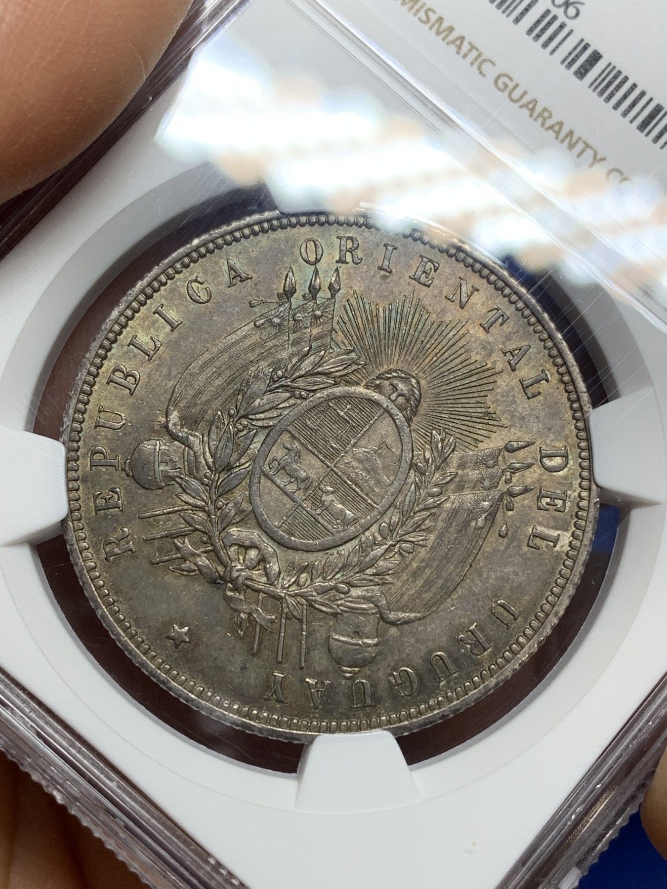 《竞宝斋》第224场-周日，周一，周二 3场 (全场包邮) NGC MS63 乌拉圭 1877年 国徽1比索 大银币 乌拉圭地缘所限 早期上MS的极少，XF的裸币成交价在1000左右，上升品种