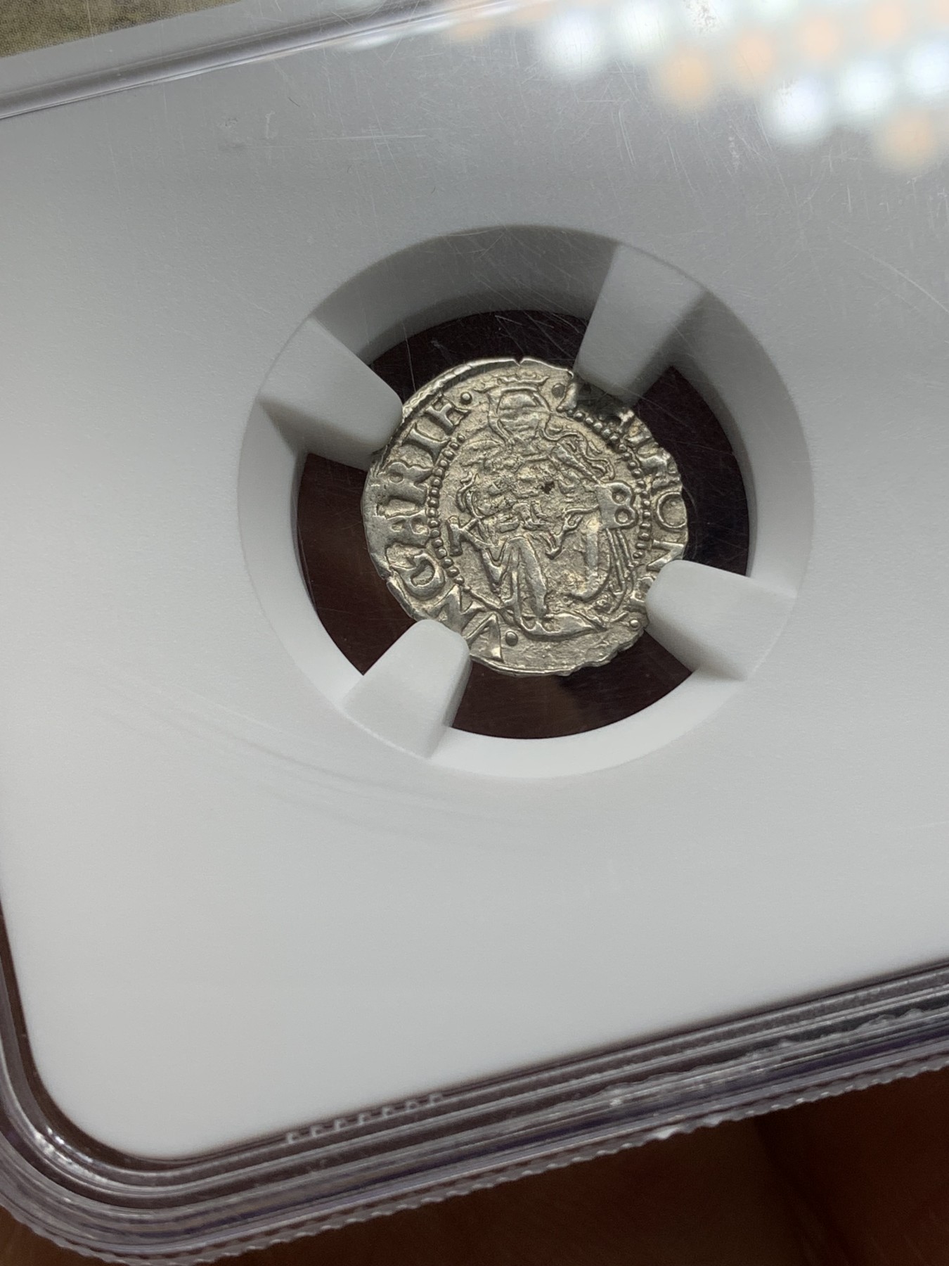 《竞宝斋》第224场-周日，周一，周二 3场 (全场包邮) NGC MS64 冠军分 匈牙利1547年KB版圣母抱子1第纳尔银币