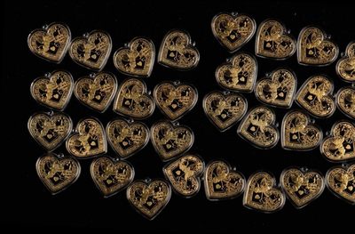 综合藏品场.喜欢出价就得！无套路无托.诚信惠友交友！自动快拍. 熊猫情人节镀金塑封纪念章直径40MM全新塑封 5枚