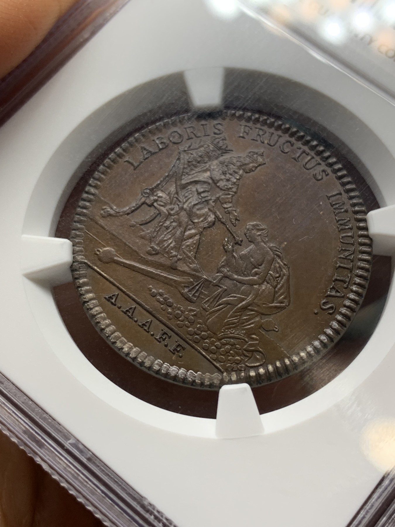 《竞宝斋》第224场-周日，周一，周二 3场 (全场包邮) 唯一冠军分 NGC MS66 法国铜代币 巧克力棕色包浆显示出彩虹光泽 设计绝美 雕刻精细 18世纪左右 正面丰饶角女神向法王路易十六致意 背面农场元素丰富