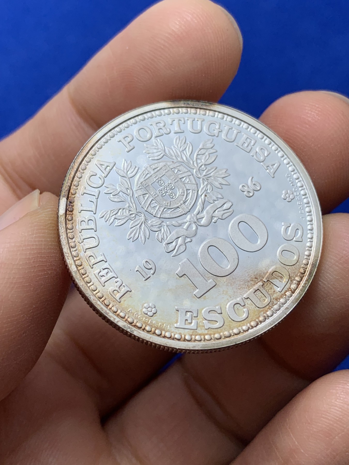 《竞宝斋》第224场-周日，周一，周二 3场 (全场包邮) 葡萄牙1986年墨西哥世界杯100埃斯库多精制银币，16.5g，0.925银，正面1点钟方向有点儿氧化彩，发行量仅2万枚