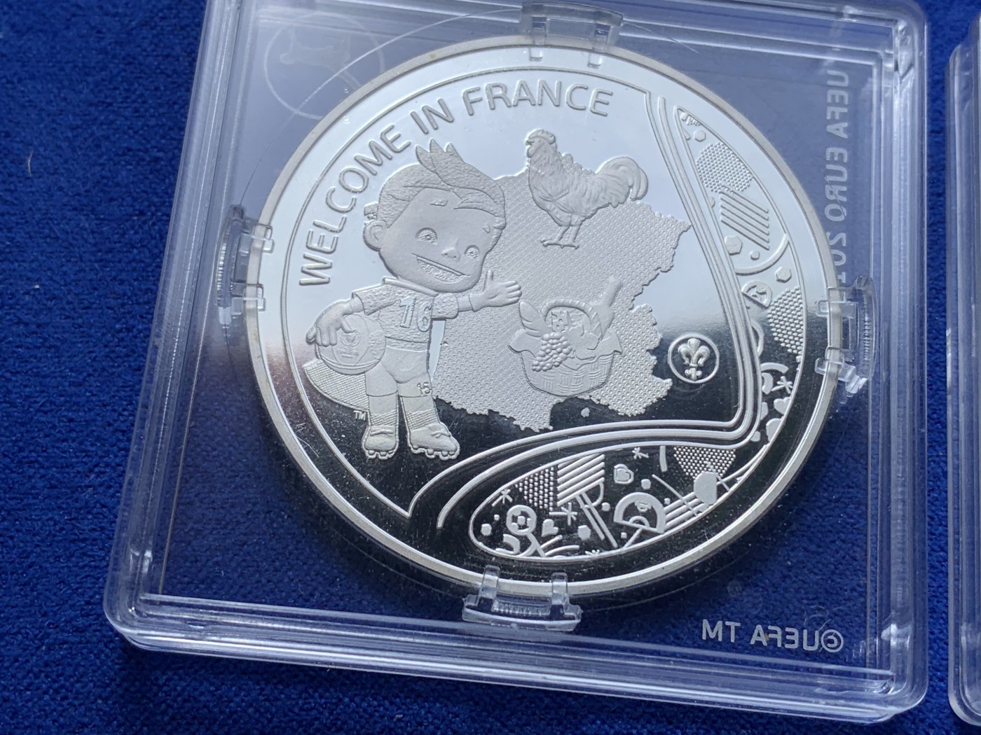 《竞宝斋》第224场-周日，周一，周二 3场 (全场包邮) 两枚一组 2016年欧洲世界杯足球纪念章一对