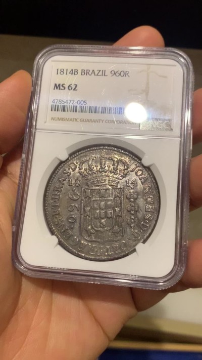 《竞宝斋》第224场-周日，周一，周二 3场 (全场包邮) NGC MS62 巴西1814年地球960瑞斯大银币 原味深彩包浆 整体深打 很不错
