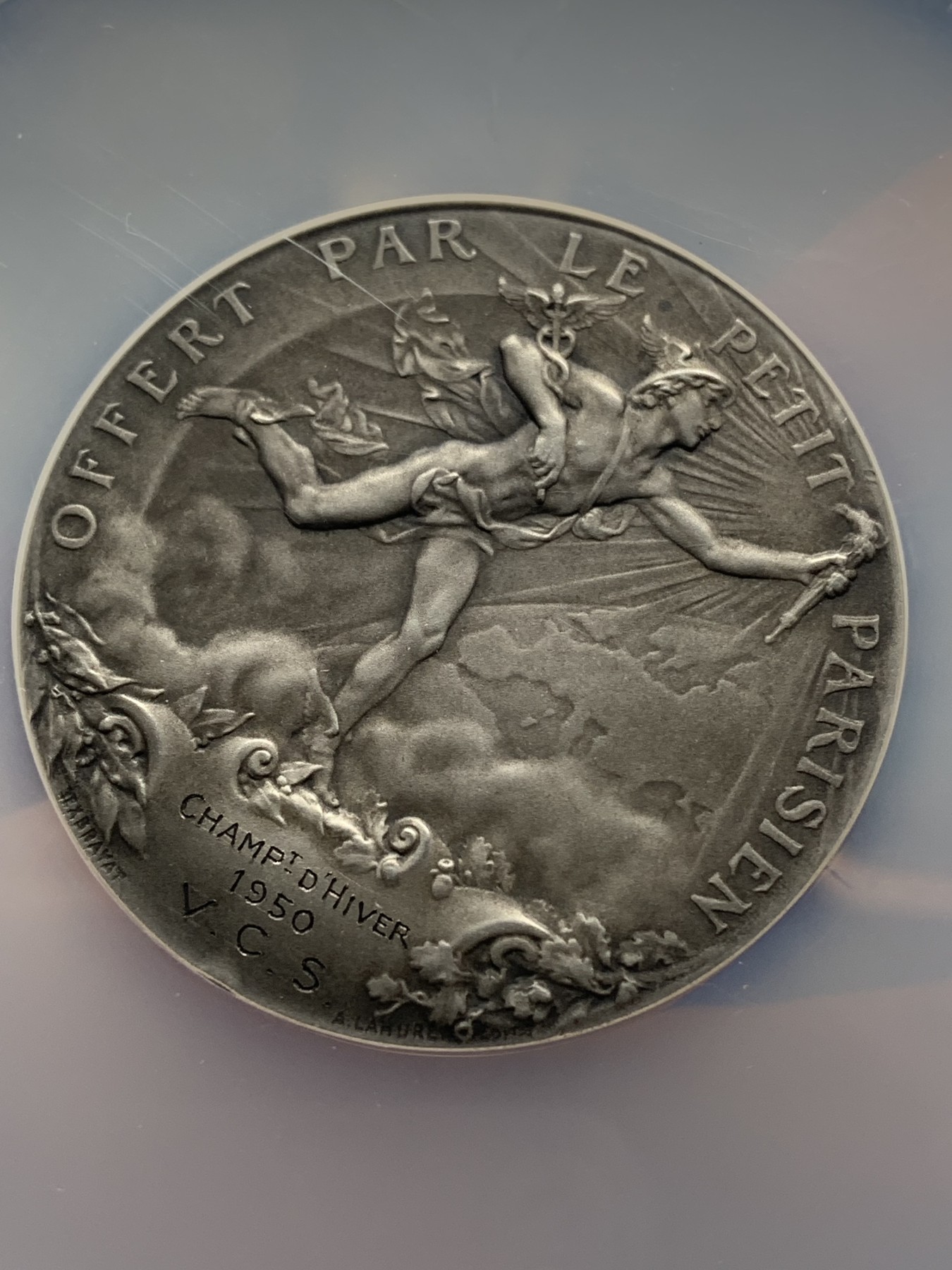 《竞宝斋》第224场-周日，周一，周二 3场 (全场包邮) NGC MS64 法国“小巴黎人”日报大银章，直径50mm，原味老包浆，把章的细节体现的淋漓尽致，前面女神举火炬；后面赫尔墨斯举火炬与女神前后呼应，肌肉线条有力，猪头银边铭，原版后刻字，1950年是后刻字！