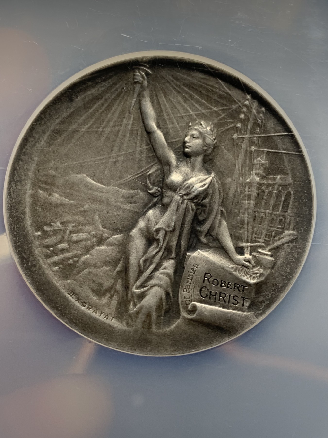 《竞宝斋》第224场-周日，周一，周二 3场 (全场包邮) NGC MS64 法国“小巴黎人”日报大银章，直径50mm，原味老包浆，把章的细节体现的淋漓尽致，前面女神举火炬；后面赫尔墨斯举火炬与女神前后呼应，肌肉线条有力，猪头银边铭，原版后刻字，1950年是后刻字！