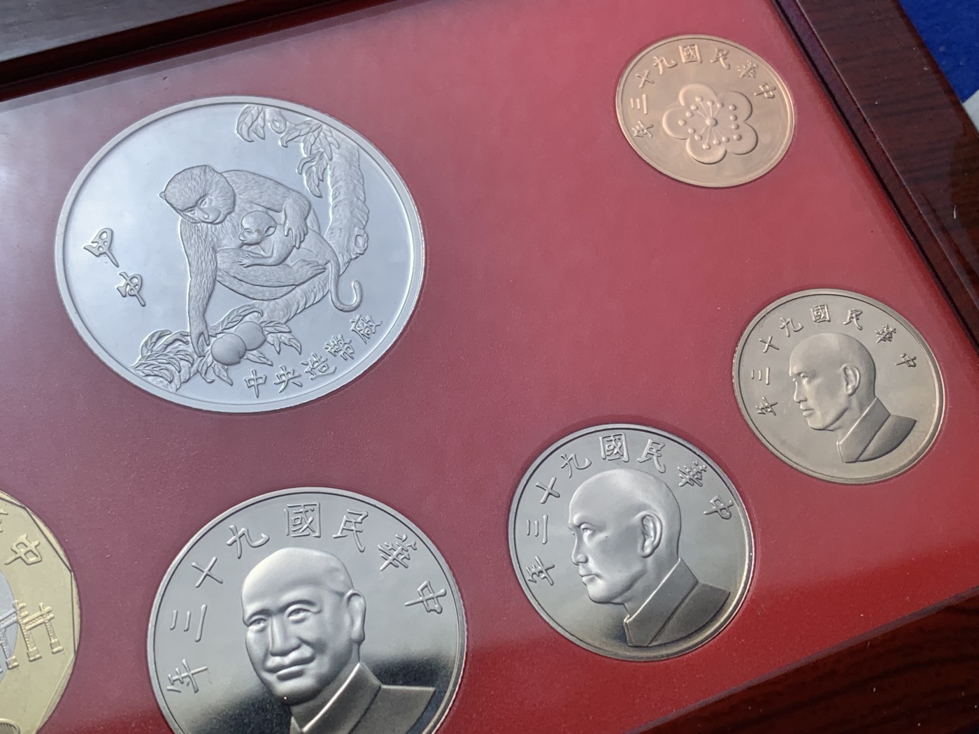 《竞宝斋》第224场-周日，周一，周二 3场 (全场包邮) 台湾省民国九十三年第一轮猴年精致套币 含二分之一盎司大银章 少见生肖 现在很难再运进来 市场价四百左右