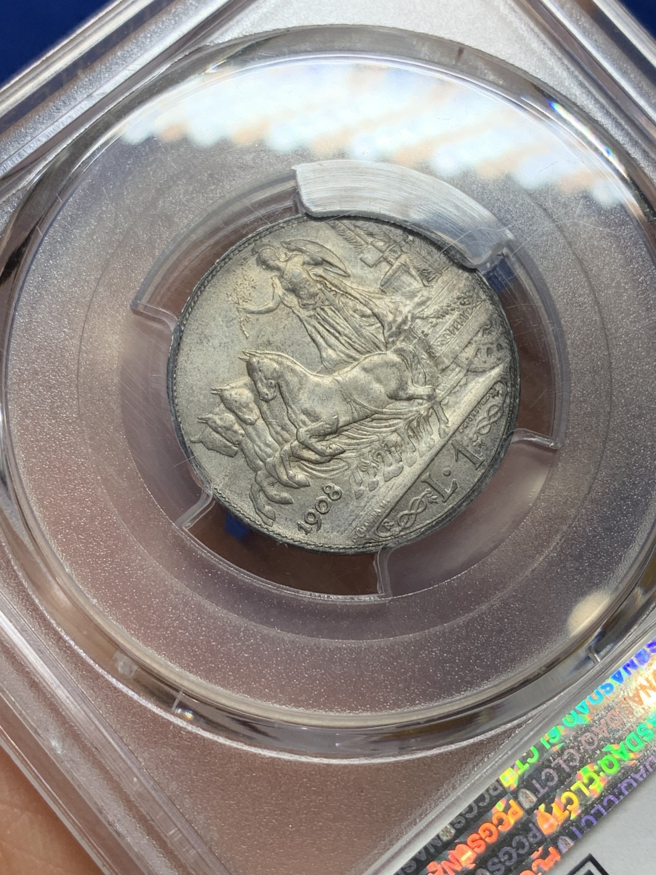 《竞宝斋》第224场-周日，周一，周二 3场 (全场包邮) PCGS-MS63 意大利 1908年伊曼纽尔三世 经典女神四马车 原味灰彩包浆 高品难遇 当前分数仅一枚 更高分仅4枚 此枚2018年HA拍卖成396美元 收藏级