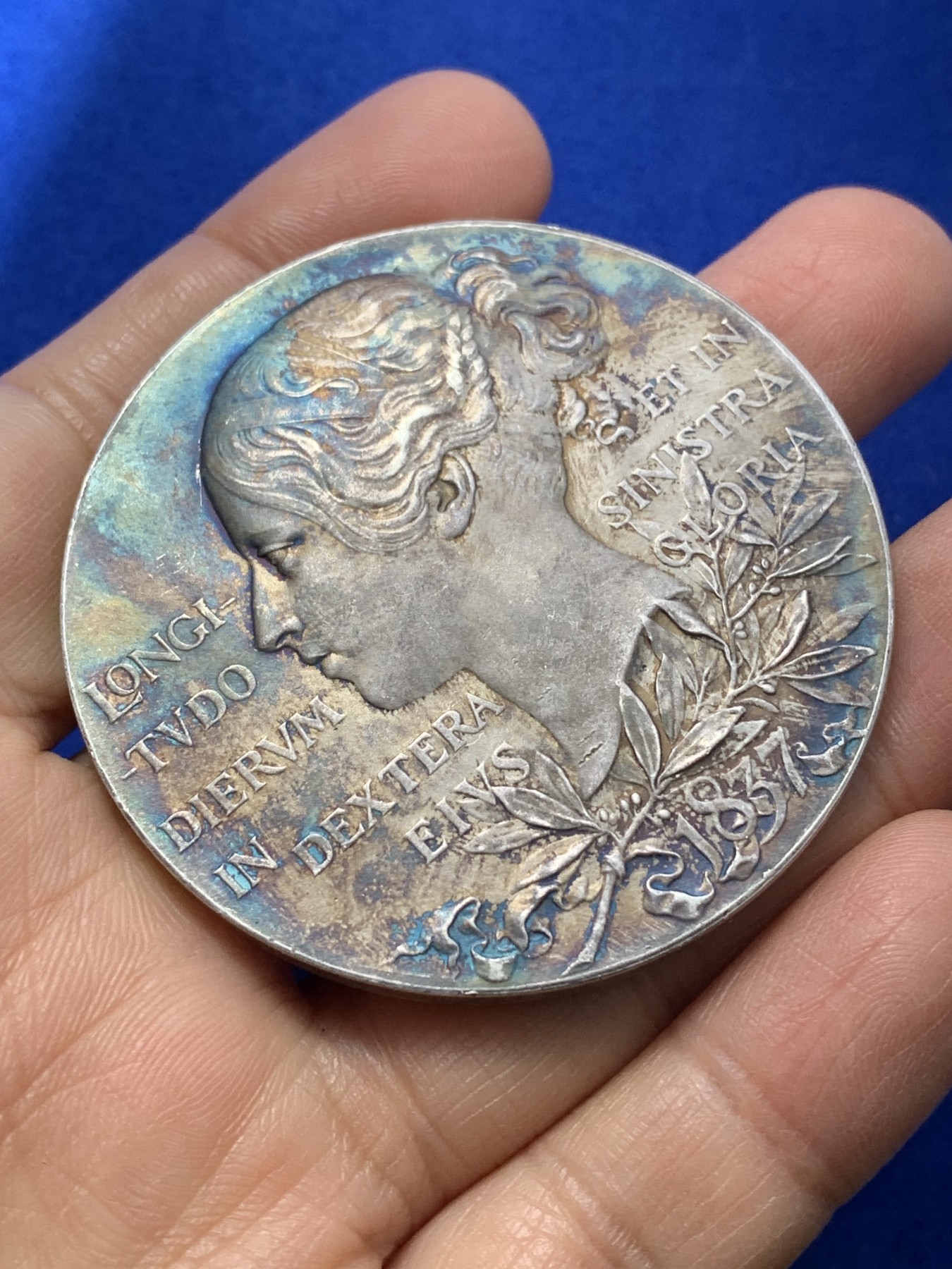 《竞宝斋》第224场-周日，周一，周二 3场 (全场包邮) 英国1897年维多利亚登基60周年纪念大银章 五彩包浆 55.7毫米 84.2克 细节见图