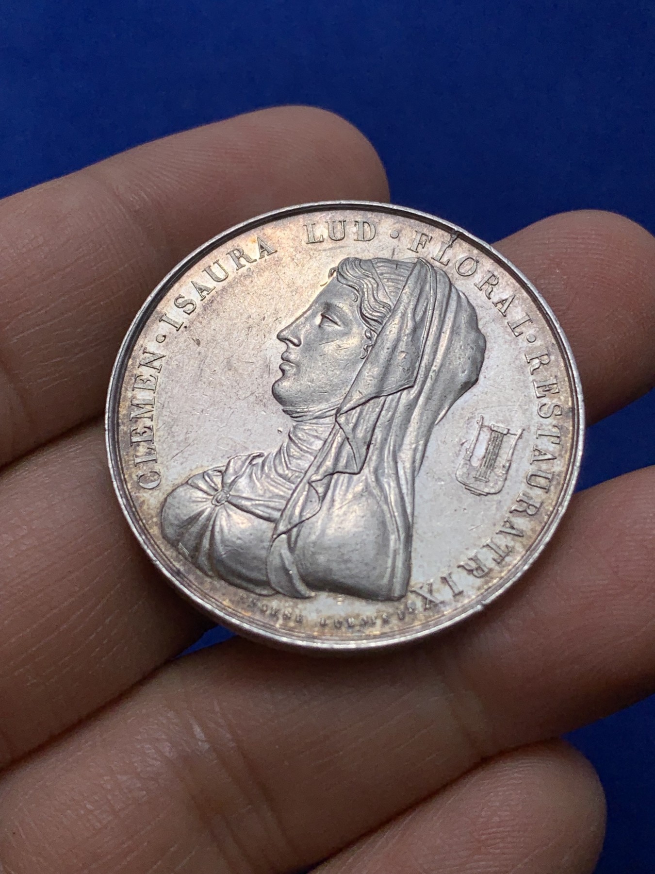 《竞宝斋》第224场-周日，周一，周二 3场 (全场包邮) 法国图卢兹花卉银质jeton，女诗人克莱门·伊索尔，17.9g，35.7mm，蜜蜂边铭银标（1860-1879）