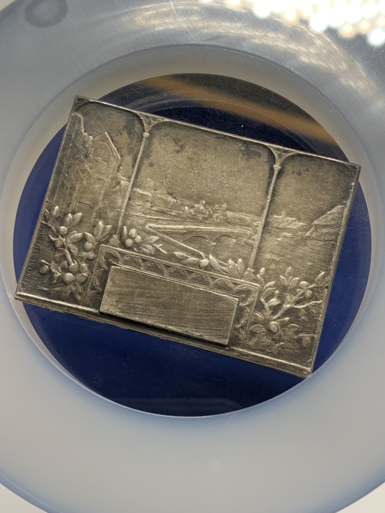 《竞宝斋》第224场-周日，周一，周二 3场 (全场包邮) NGC MS61 法国 鲁昂市 镀银通常 1900前后 莱斐伏尔 作品 梅拉德夫人静坐在塞纳河边 背面为三联城市景观图 44克 37X50mm 非常好