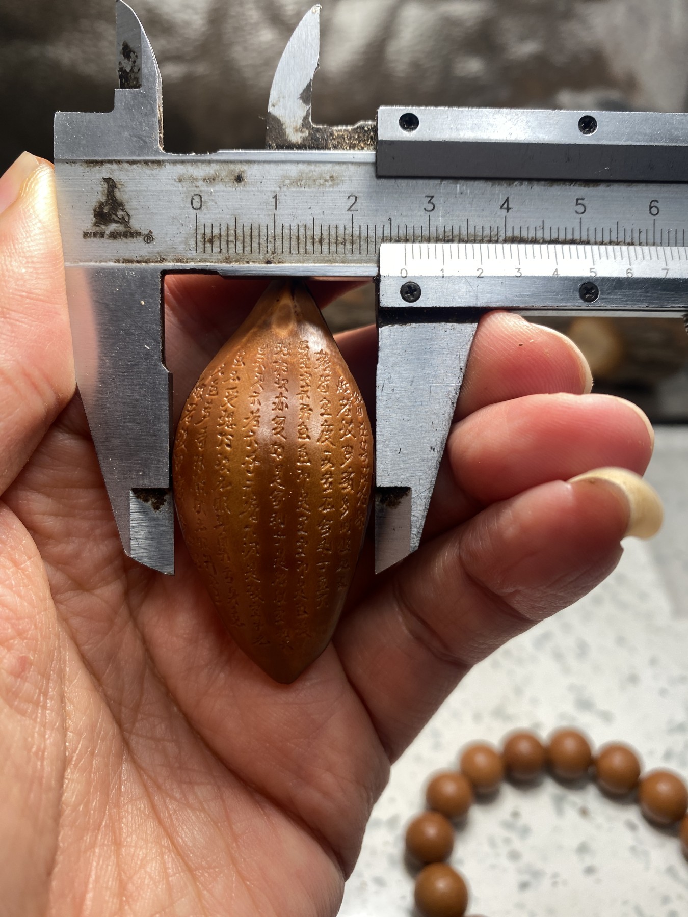 苏工核雕18年老工作室作品，诚信经营广交天下核友 福利苏工核雕纯手工巴西大核手作，般若，与众不同，非通货等待有缘人，尺寸2。7喜欢的来