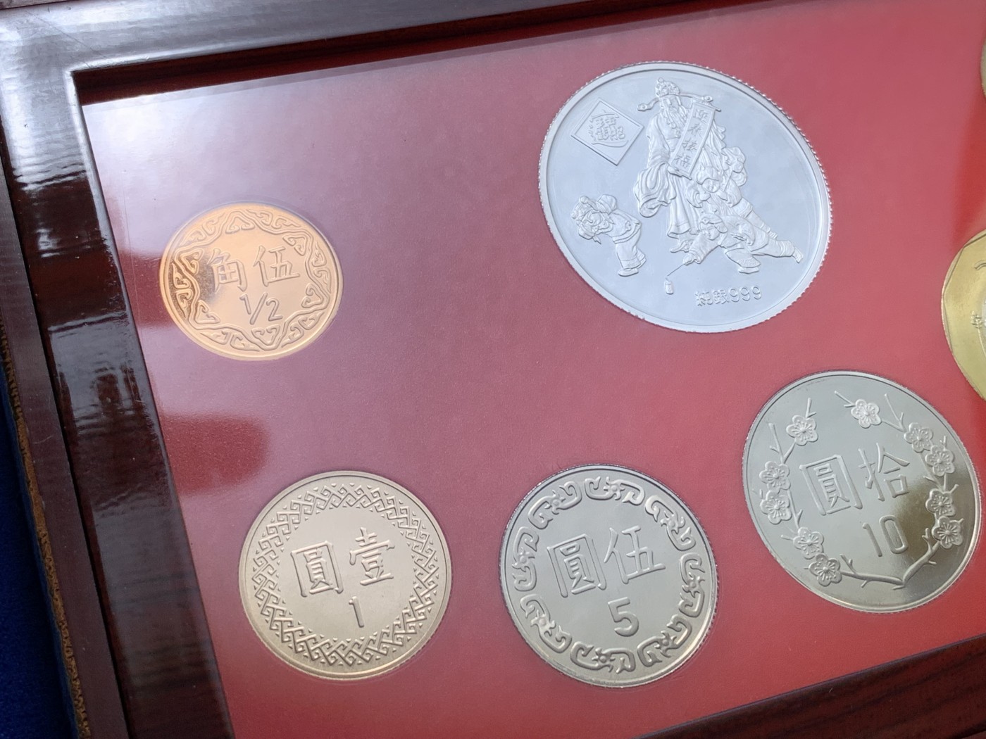 《竞宝斋》第224场-周日，周一，周二 3场 (全场包邮) 台湾省民国九十三年第一轮猴年精致套币 含二分之一盎司大银章 少见生肖 现在很难再运进来 市场价四百左右