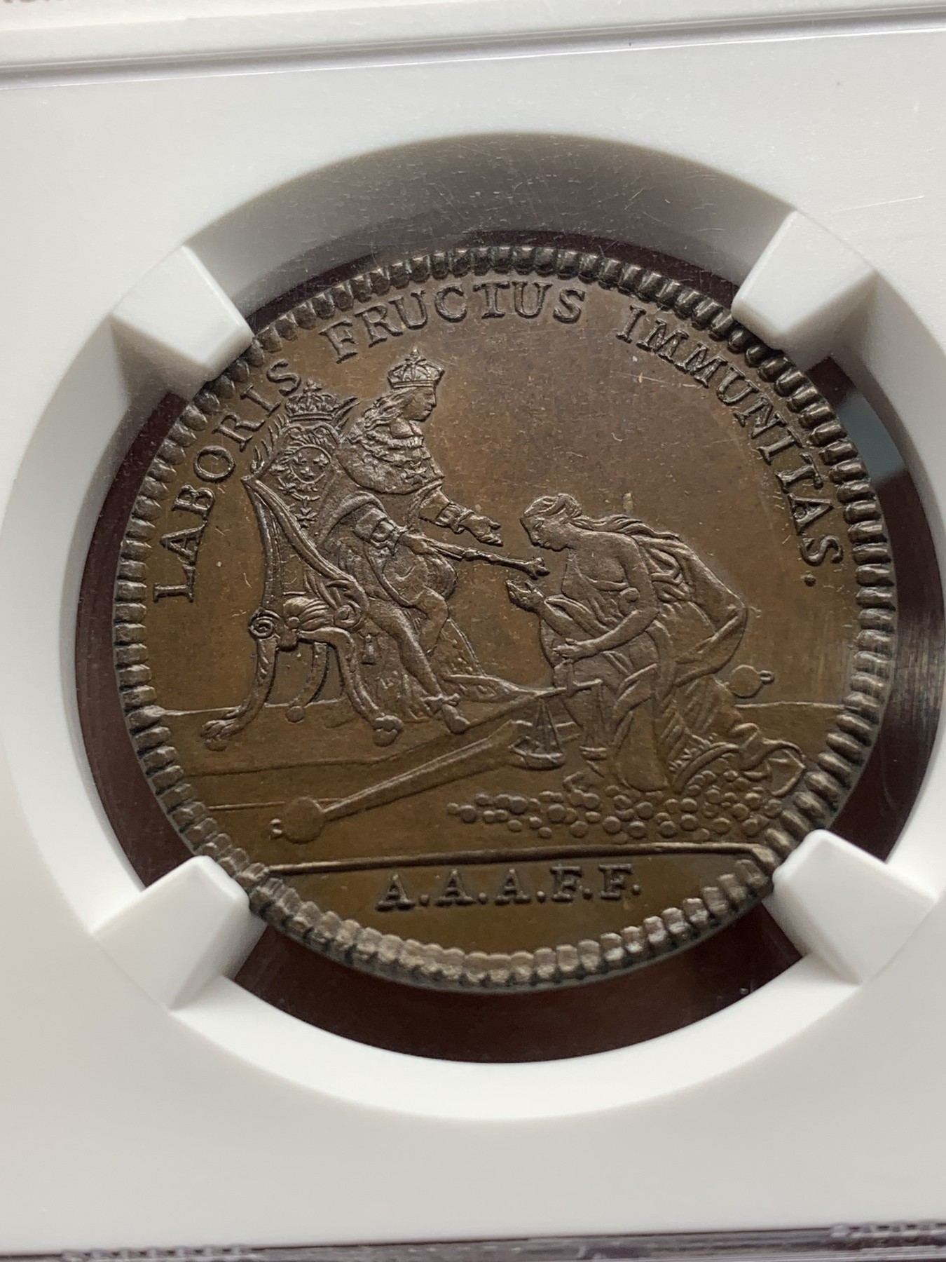 《竞宝斋》第224场-周日，周一，周二 3场 (全场包邮) 唯一冠军分 NGC MS66 法国铜代币 巧克力棕色包浆显示出彩虹光泽 设计绝美 雕刻精细 18世纪左右 正面丰饶角女神向法王路易十六致意 背面农场元素丰富