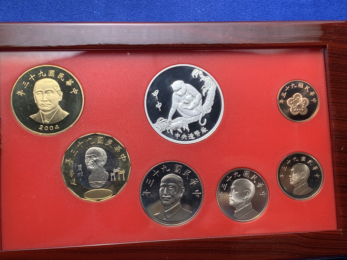 《竞宝斋》第224场-周日，周一，周二 3场 (全场包邮) 台湾省民国九十三年第一轮猴年精致套币 含二分之一盎司大银章 少见生肖 现在很难再运进来 市场价四百左右