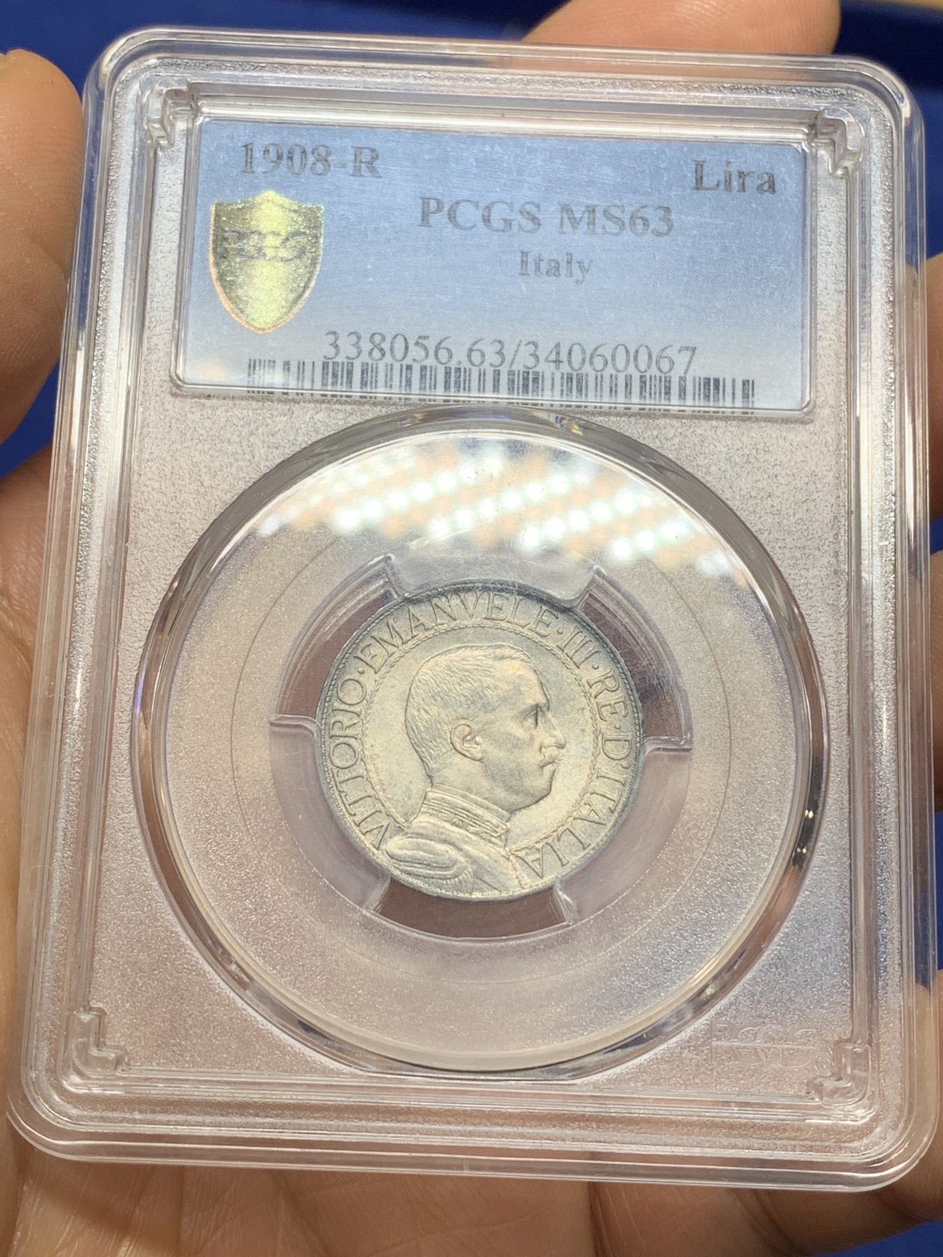 《竞宝斋》第224场-周日，周一，周二 3场 (全场包邮) PCGS-MS63 意大利 1908年伊曼纽尔三世 经典女神四马车 原味灰彩包浆 高品难遇 当前分数仅一枚 更高分仅4枚 此枚2018年HA拍卖成396美元 收藏级