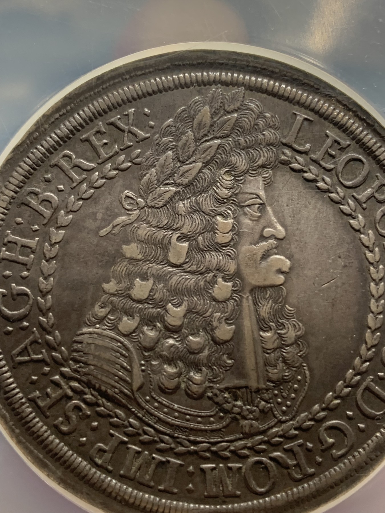 《竞宝斋》第224场-周日，周一，周二 3场 (全场包邮) NGC AU53 神圣罗马帝国 1686-96年 利奥波德一世 大波浪 2泰勒 57克的超大银币  原味好细节