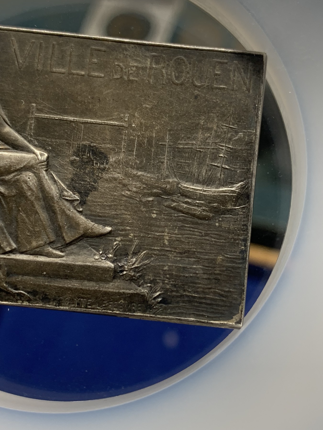 《竞宝斋》第224场-周日，周一，周二 3场 (全场包邮) NGC MS61 法国 鲁昂市 镀银通常 1900前后 莱斐伏尔 作品 梅拉德夫人静坐在塞纳河边 背面为三联城市景观图 44克 37X50mm 非常好