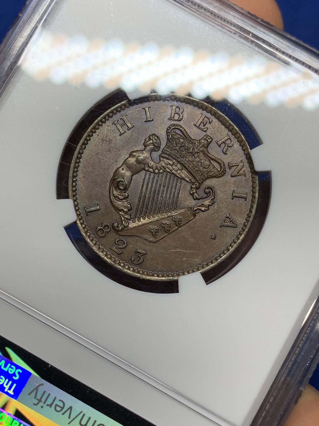 《竞宝斋》第224场-周日，周一，周二 3场 (全场包邮) NGC MS64 BN 爱尔兰 1823 乔四 半便士铜币 巧克力包浆 细节近乎完美 难得状态 通常能见到都是VF级的状态 这枚不可错过