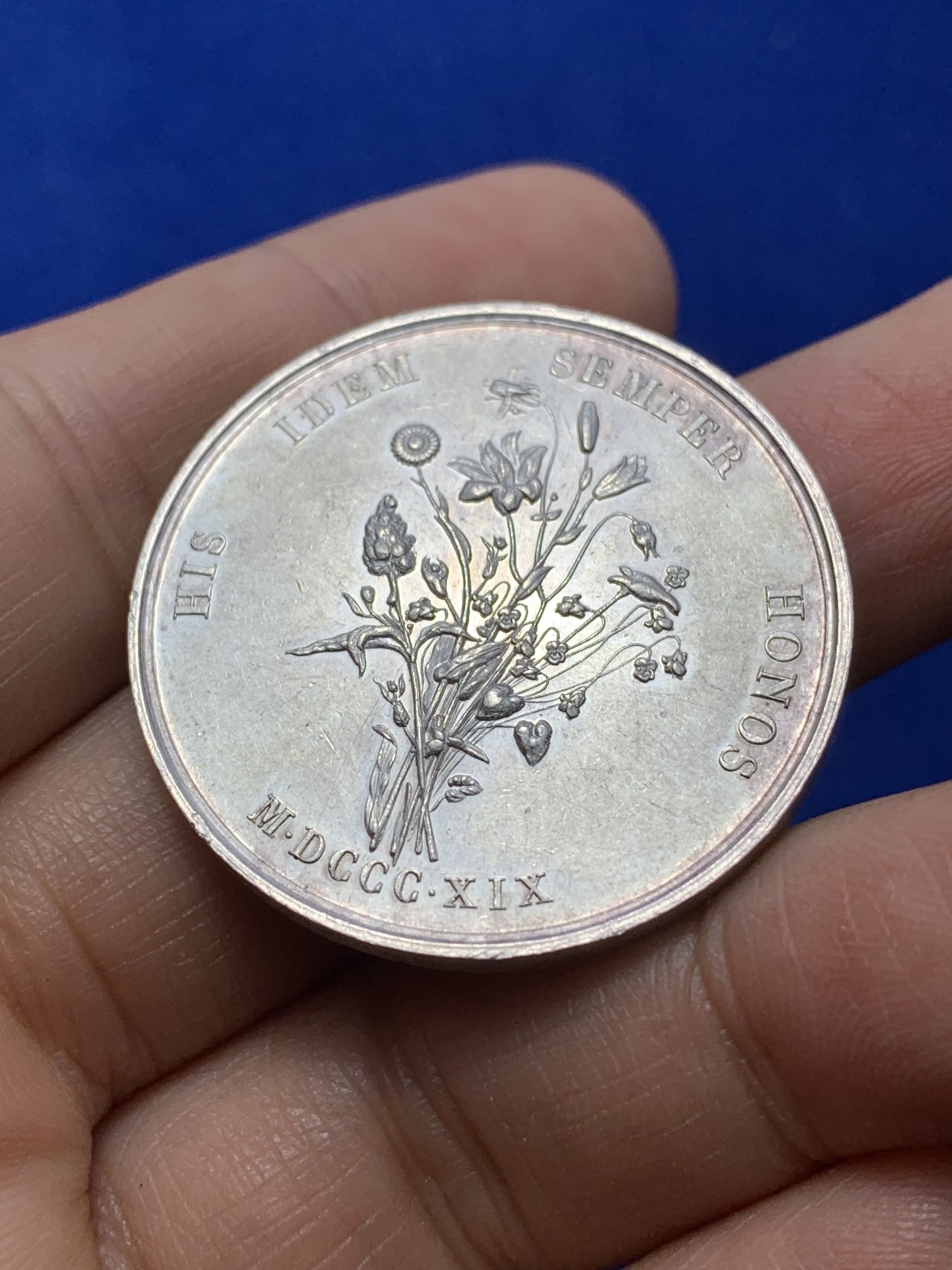 《竞宝斋》第224场-周日，周一，周二 3场 (全场包邮) 法国图卢兹花卉银质jeton，女诗人克莱门·伊索尔，17.9g，35.7mm，蜜蜂边铭银标（1860-1879）